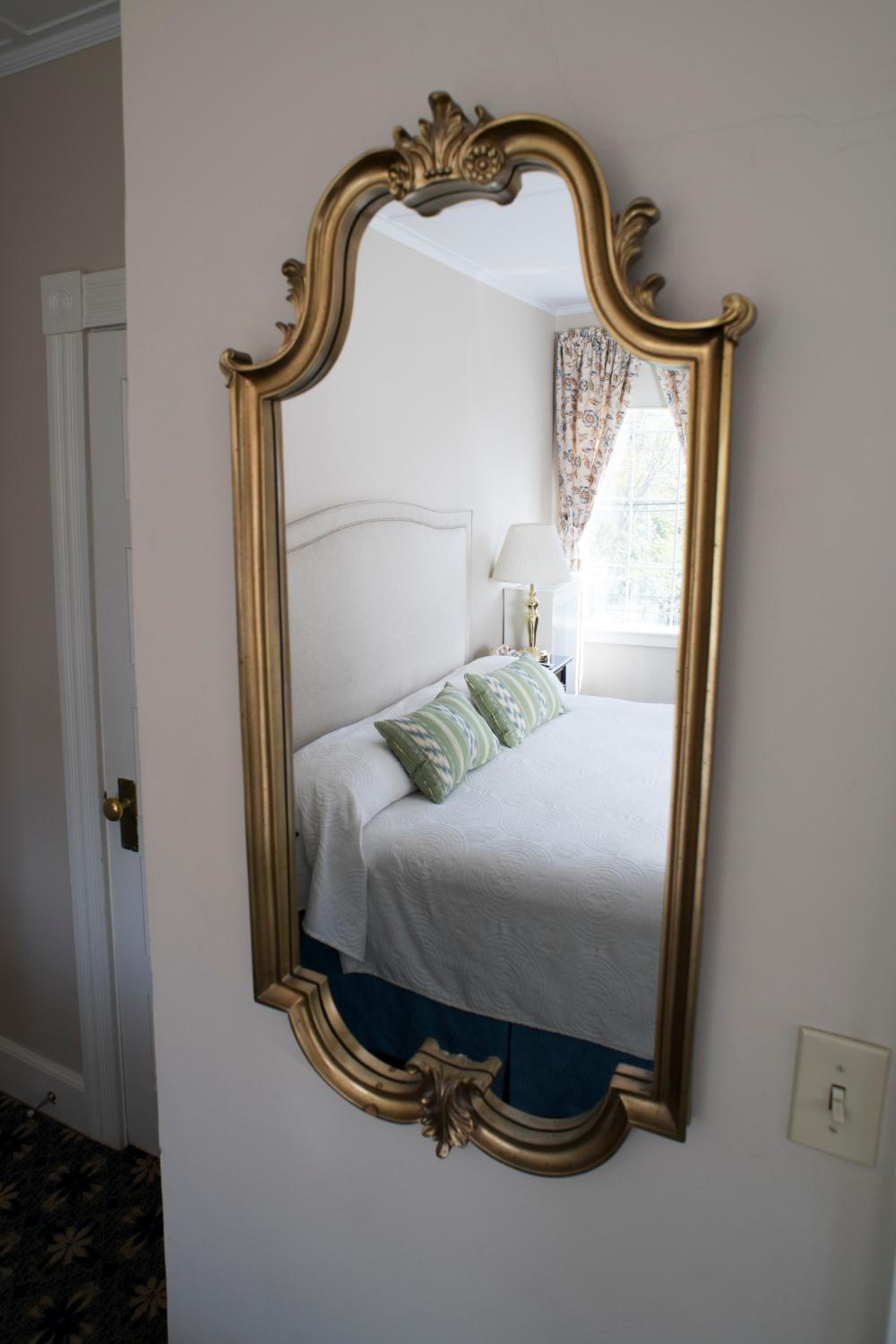 Deluxe Main Inn Room with One King Bed - Photo 3