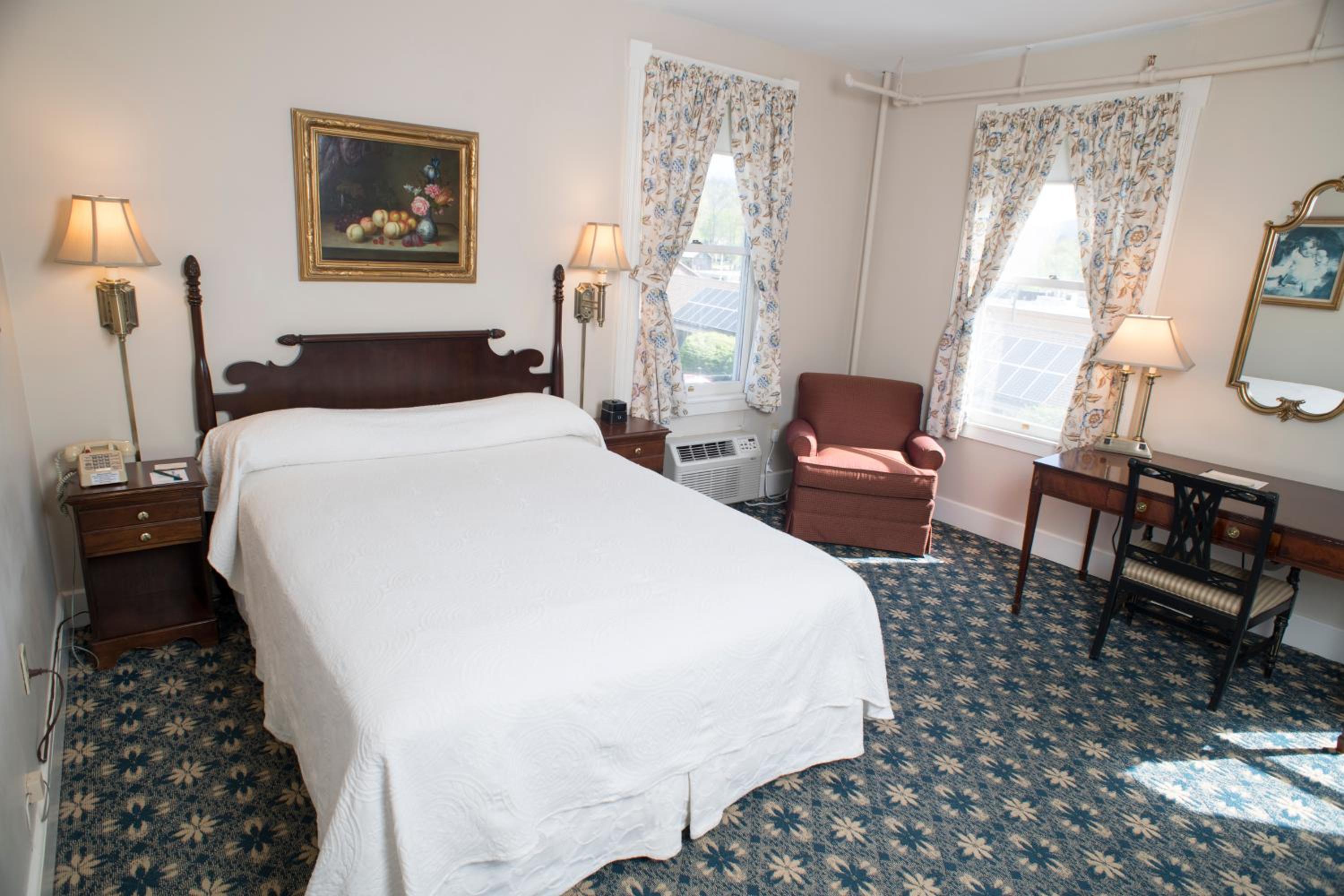 Deluxe Main Inn Room with One Queen Bed - Photo 5