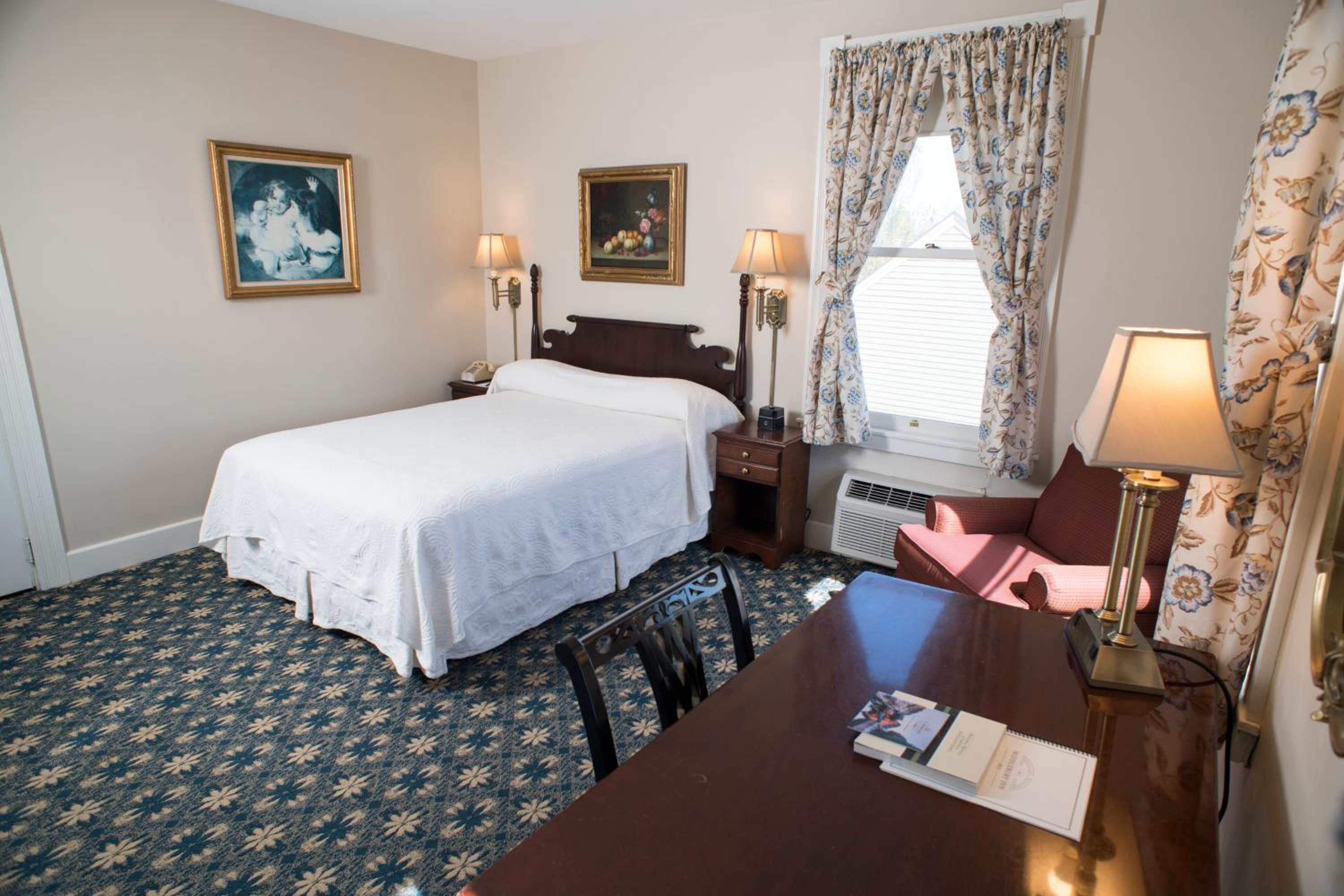 Deluxe Main Inn Room with One Queen Bed - Photo 6