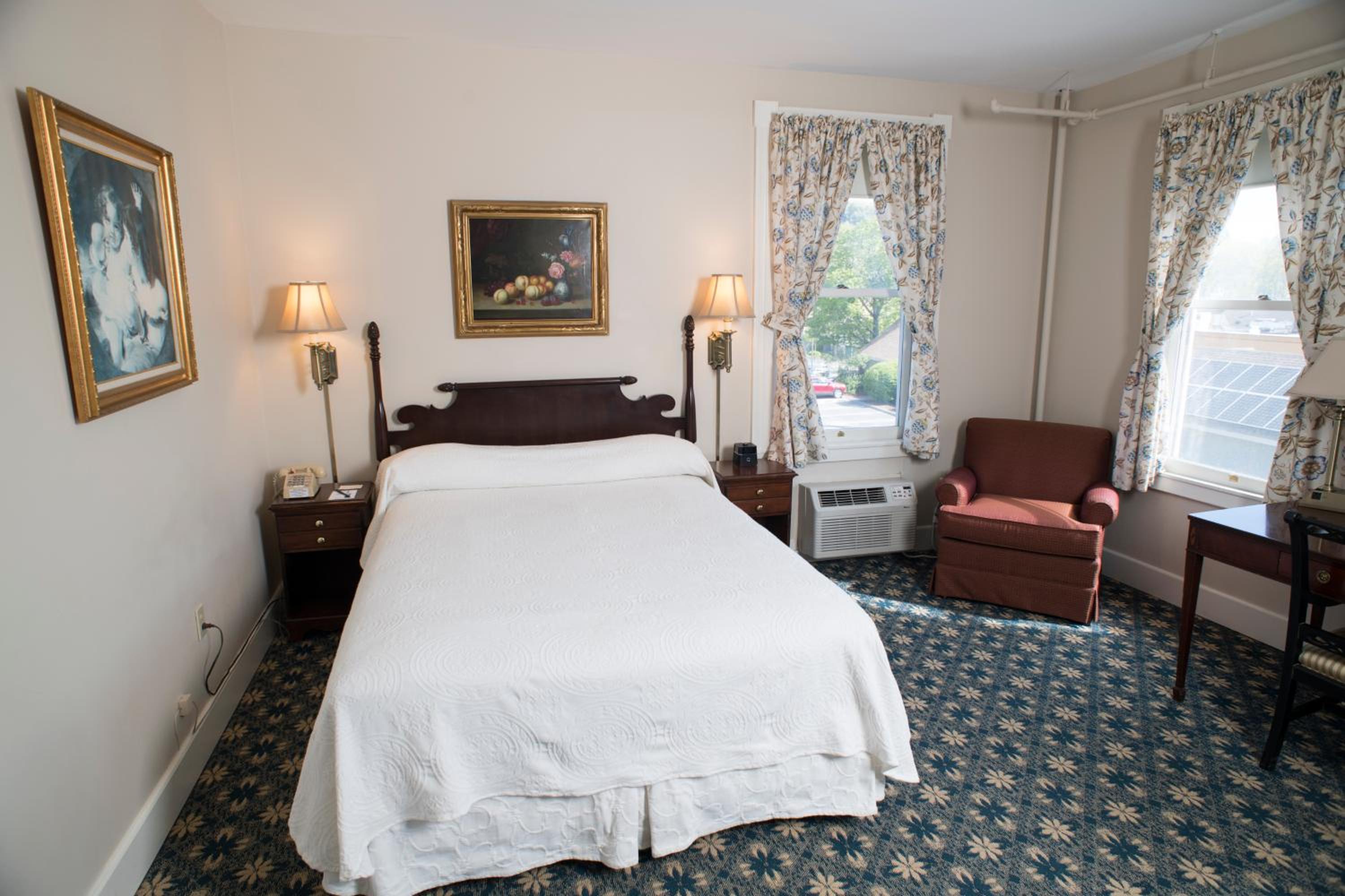 Deluxe Main Inn Room with One Queen Bed - Photo 2