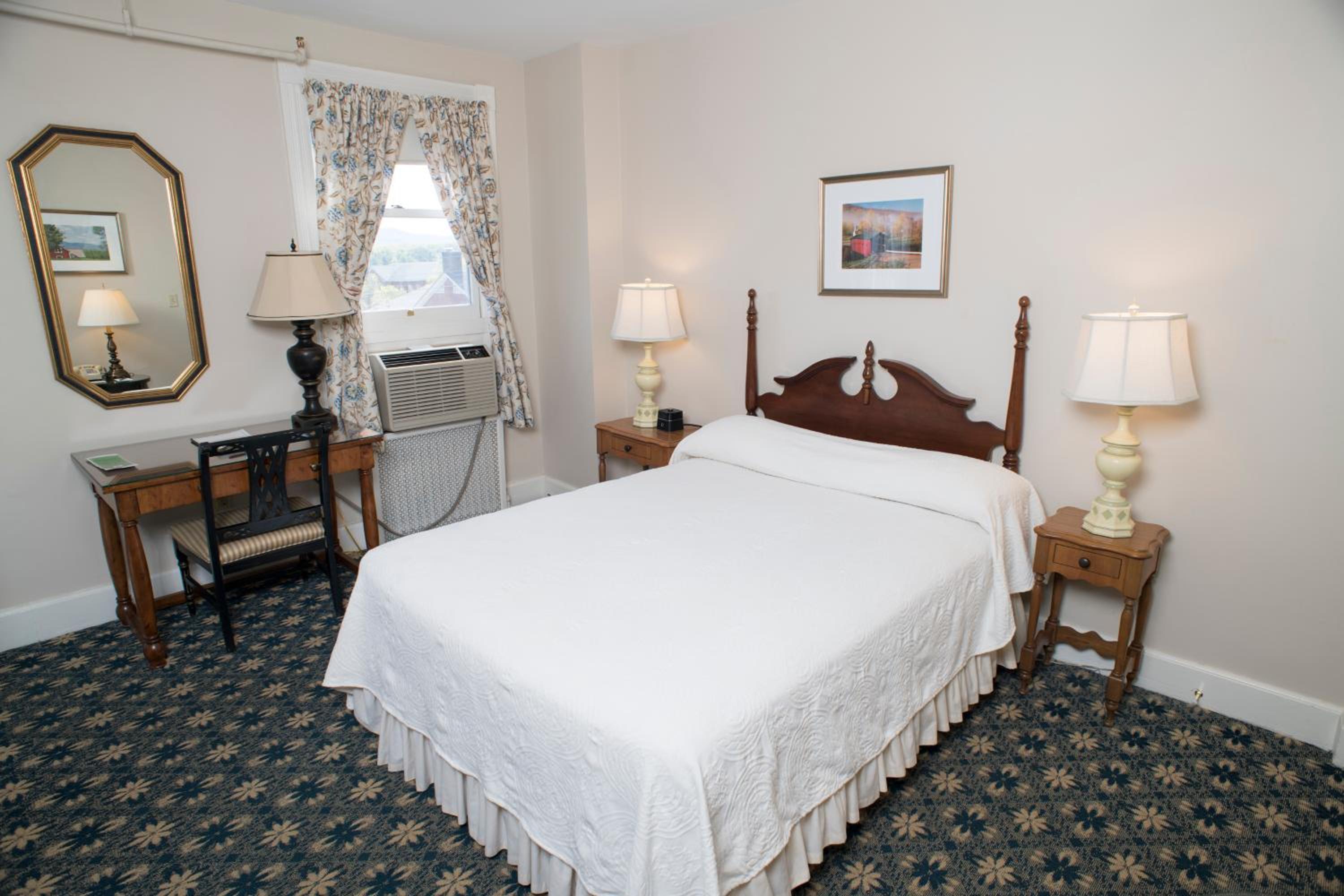 Standard Main Inn Room with One Queen Bed - Photo 2