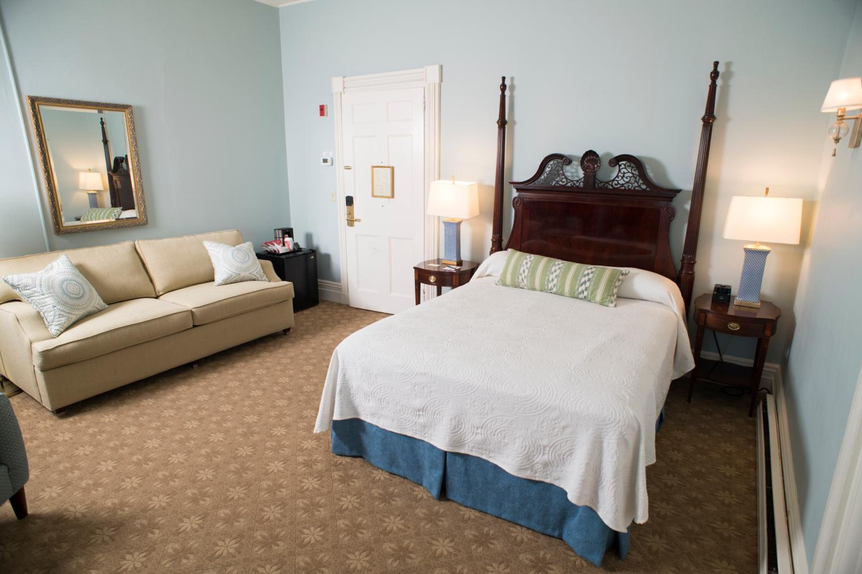 Luxury Room with One Queen Bed - Photo 1