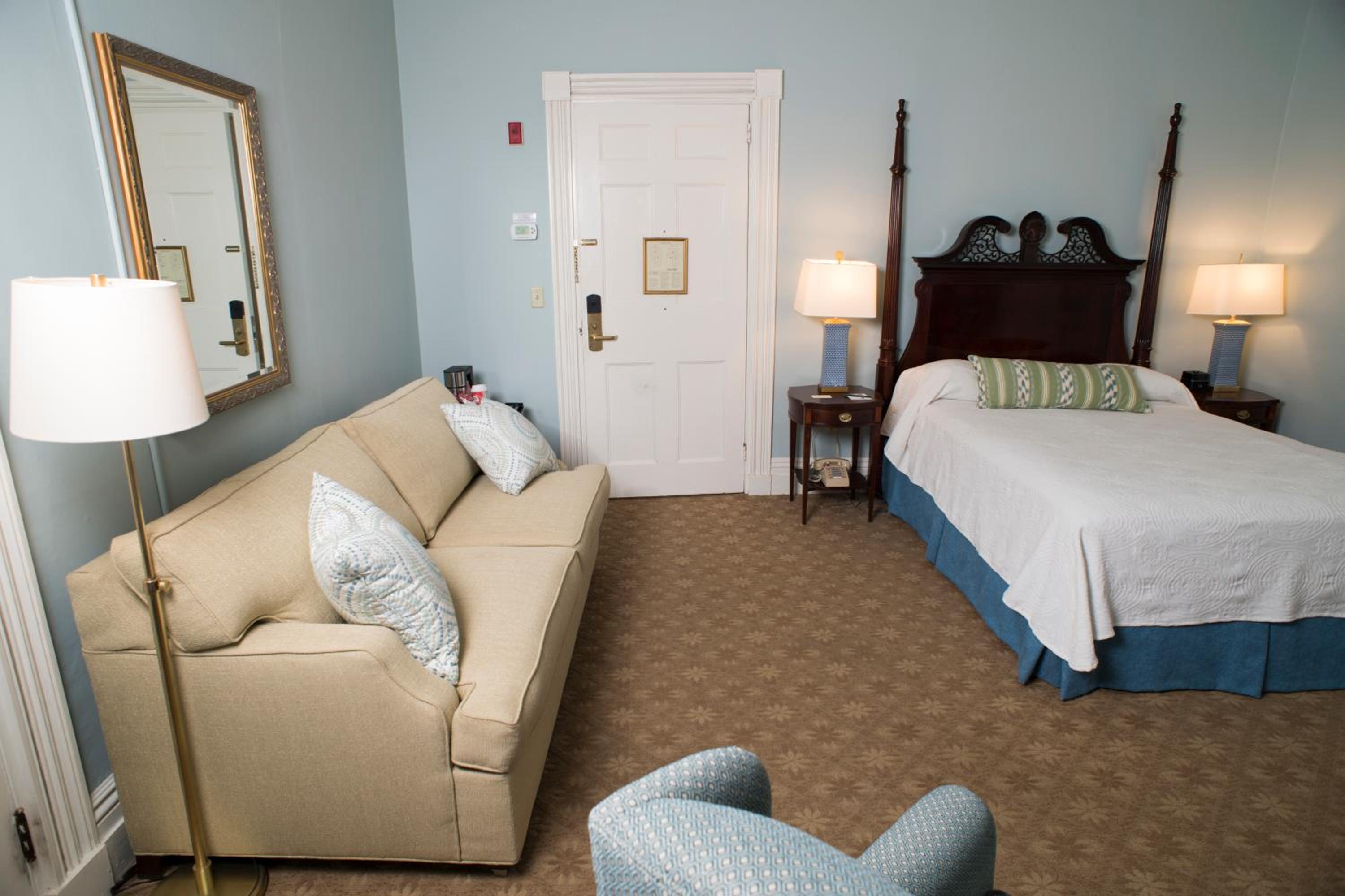 Luxury Room with One Queen Bed - Photo 3