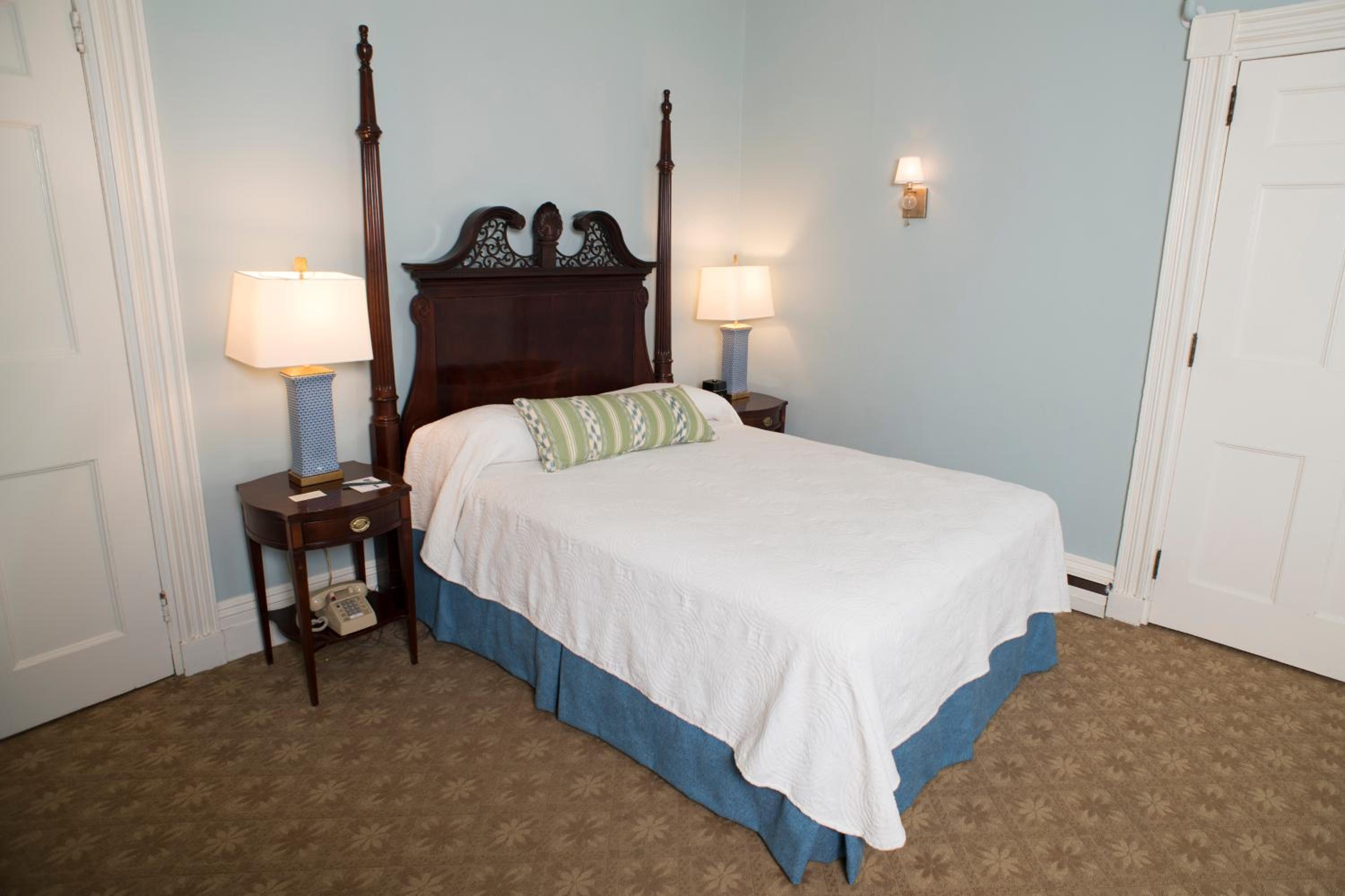 Luxury Room with One Queen Bed - Photo 2