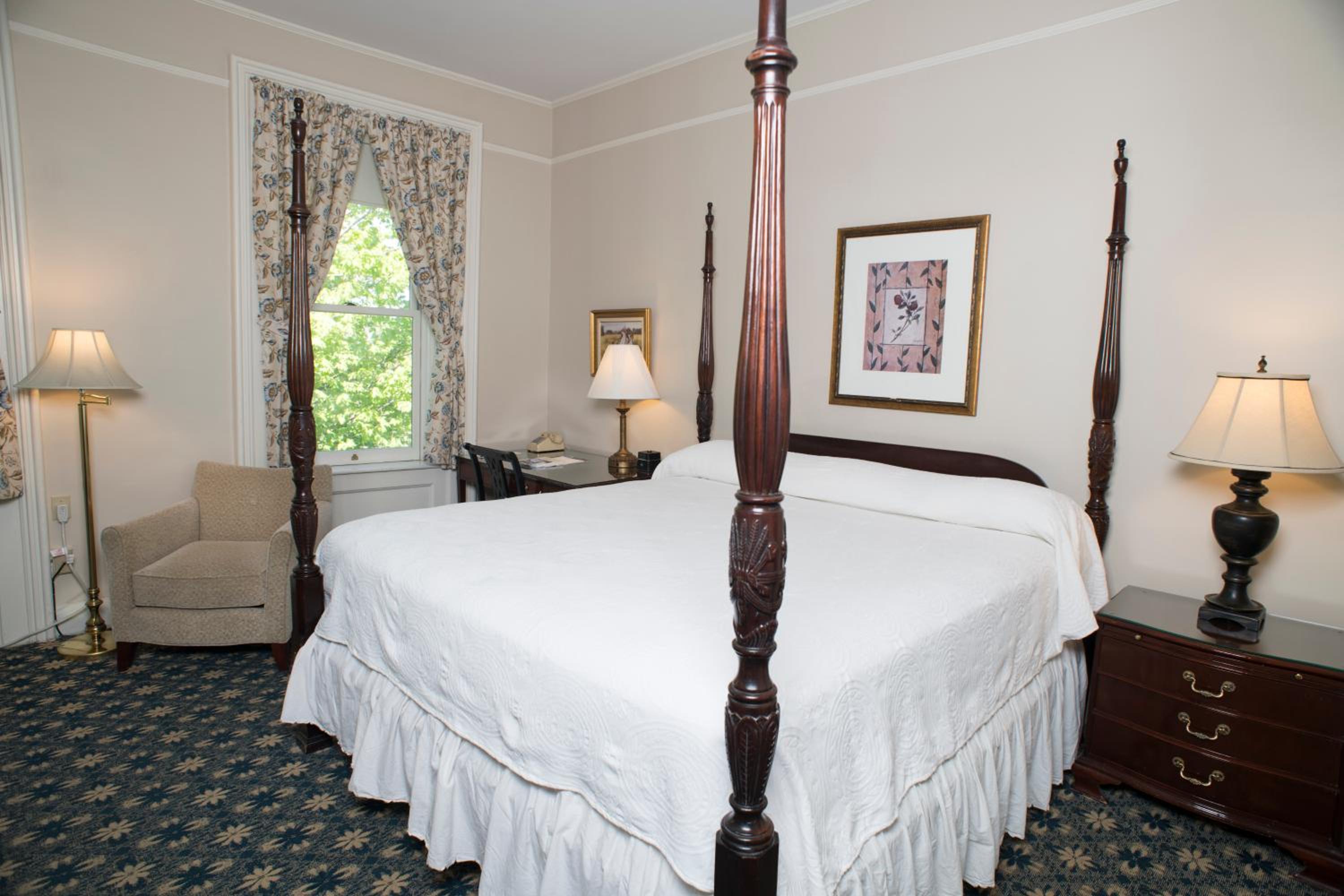 Luxury Room with One King Bed - Photo 5