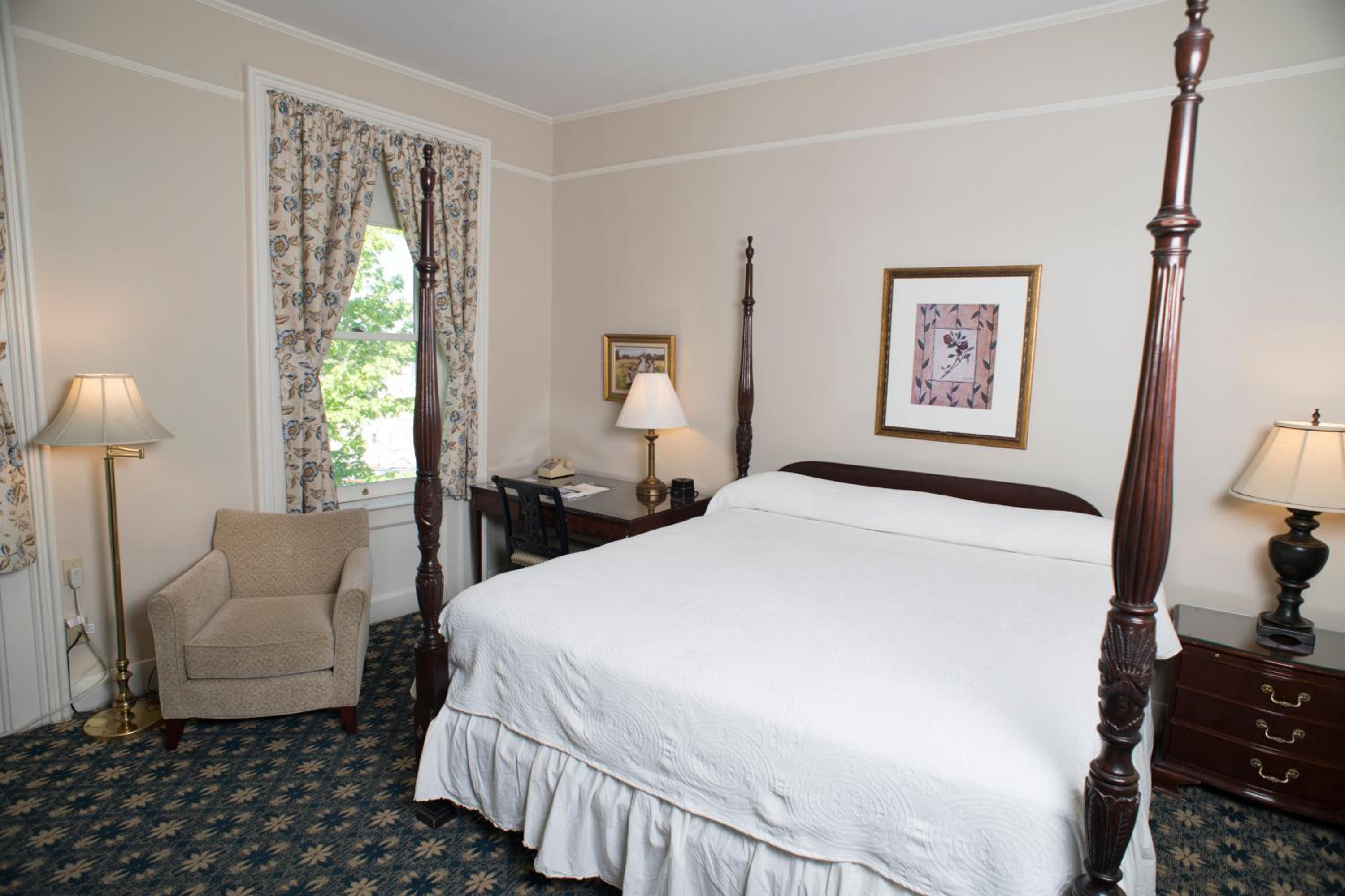 Luxury Room with One King Bed - Photo 2