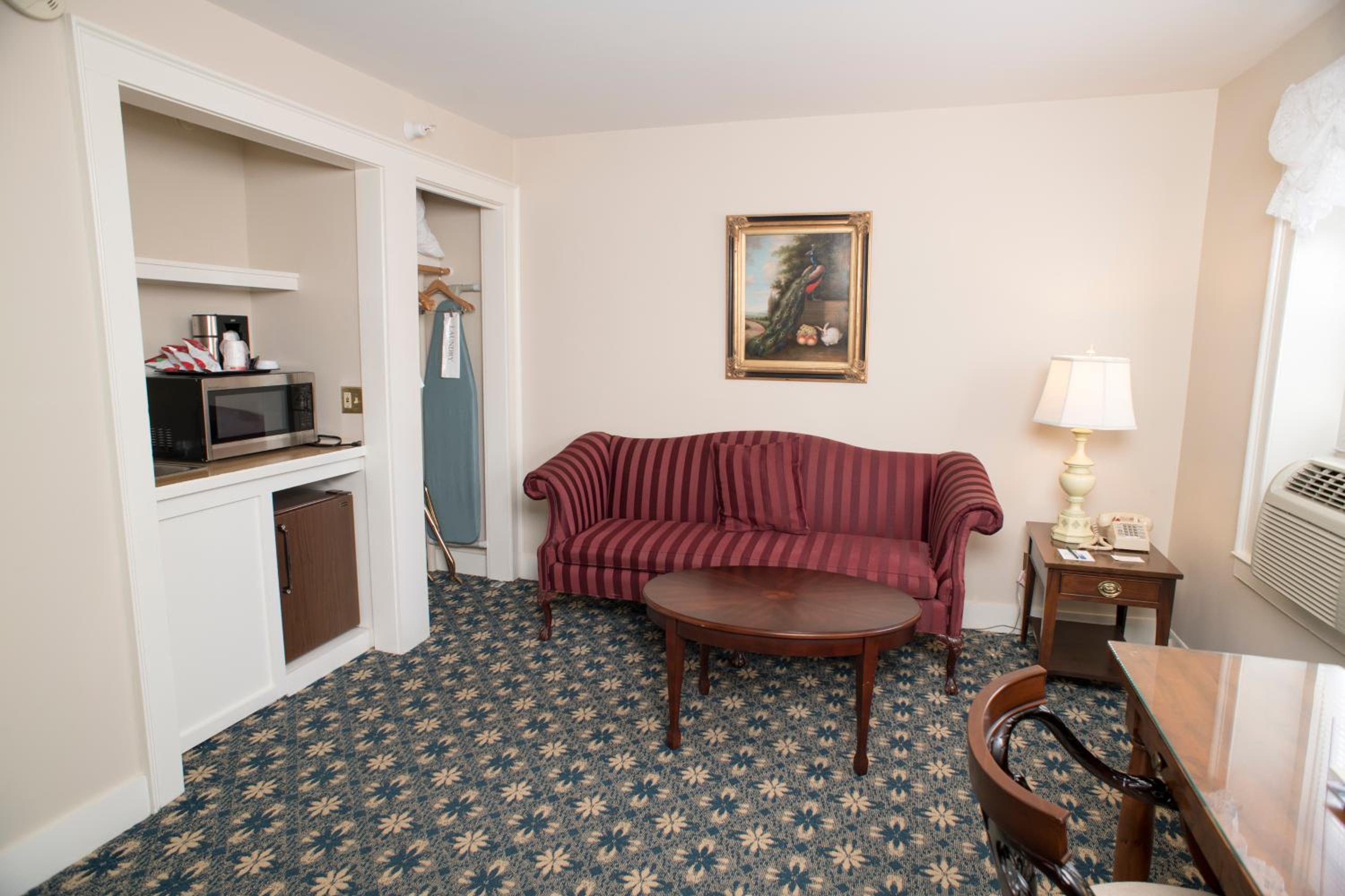 Suite Main Inn with King Bed - Photo 4