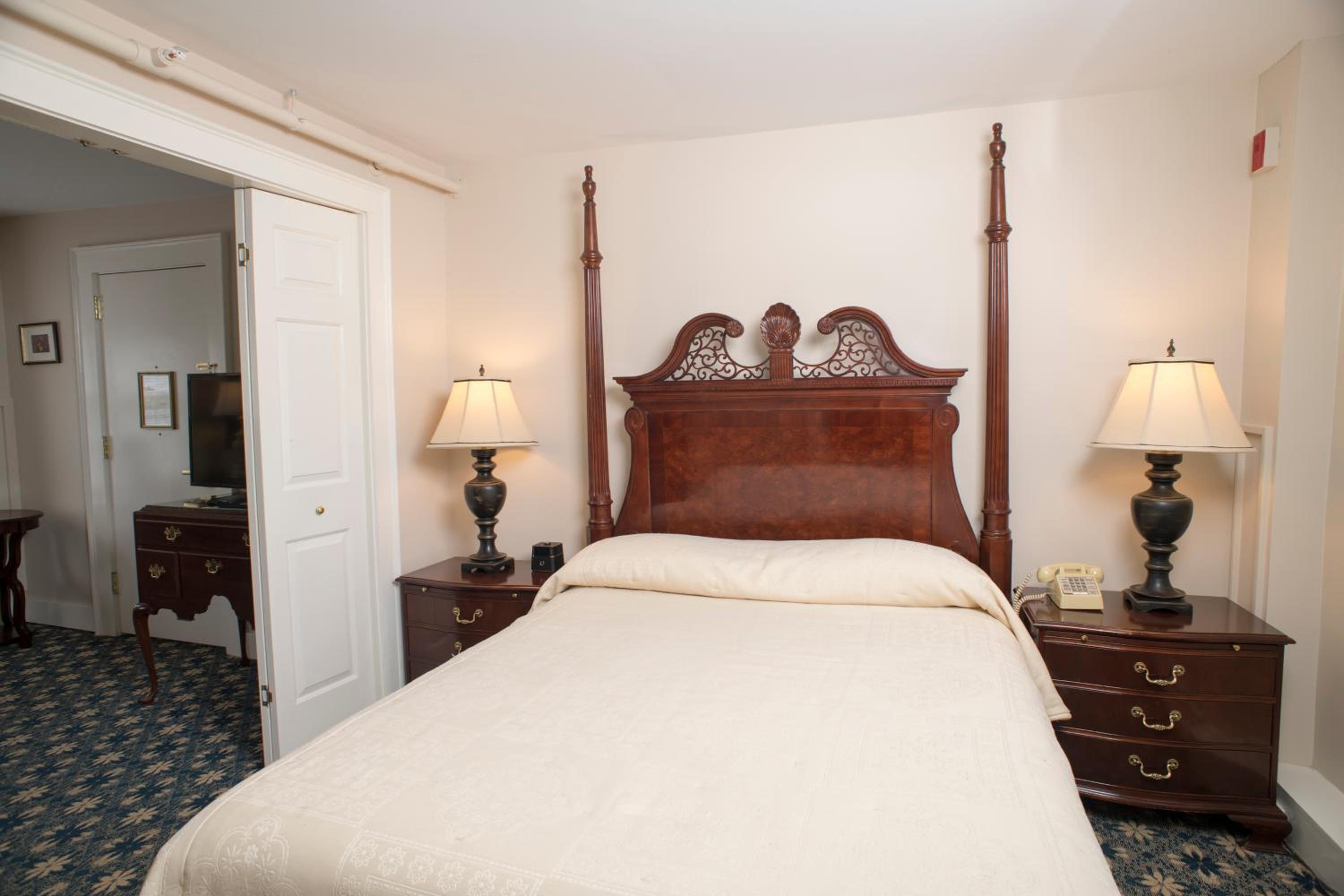 Suite Main Inn with King Bed - Photo 9