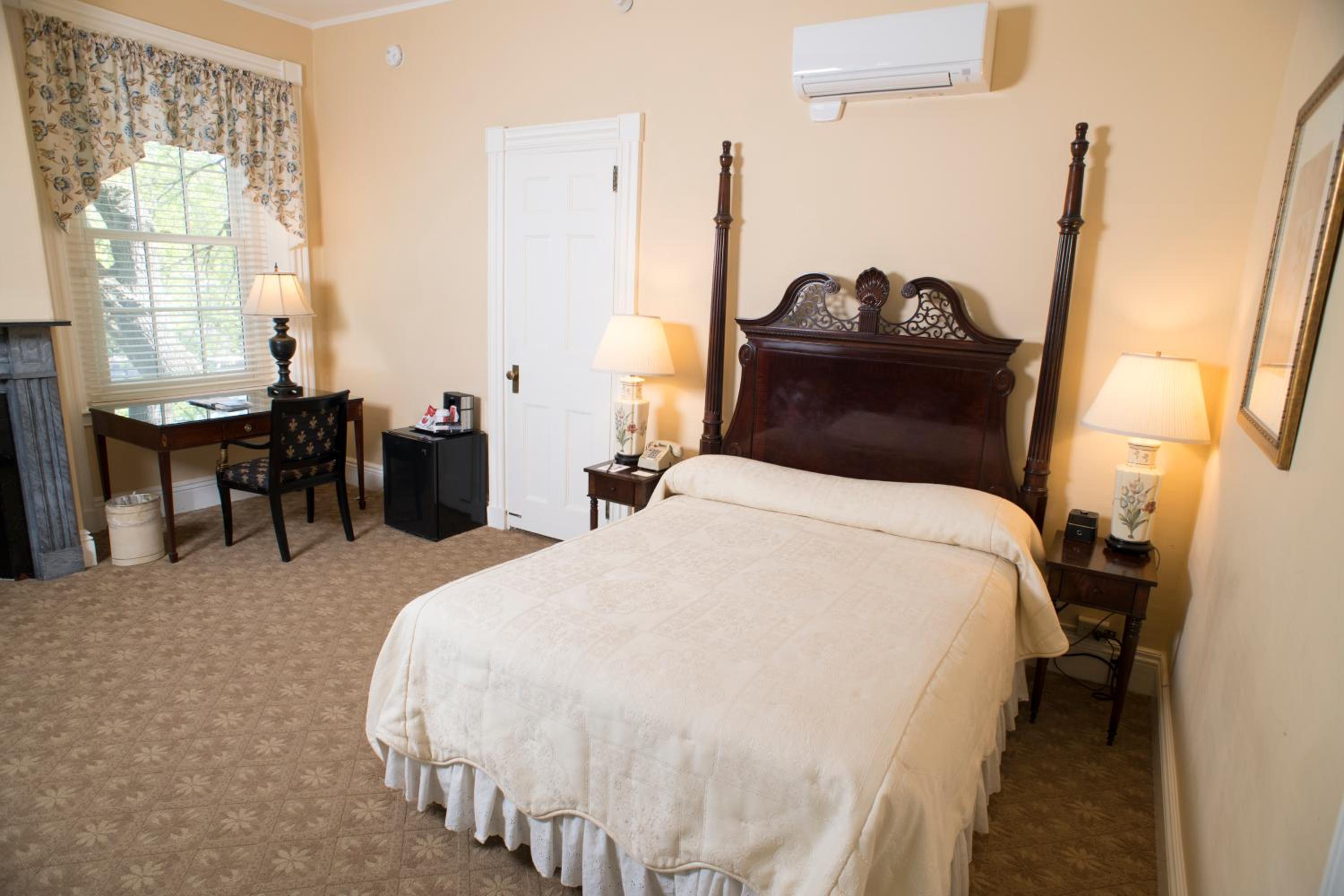 Suite with One Queen Bed - Photo 1