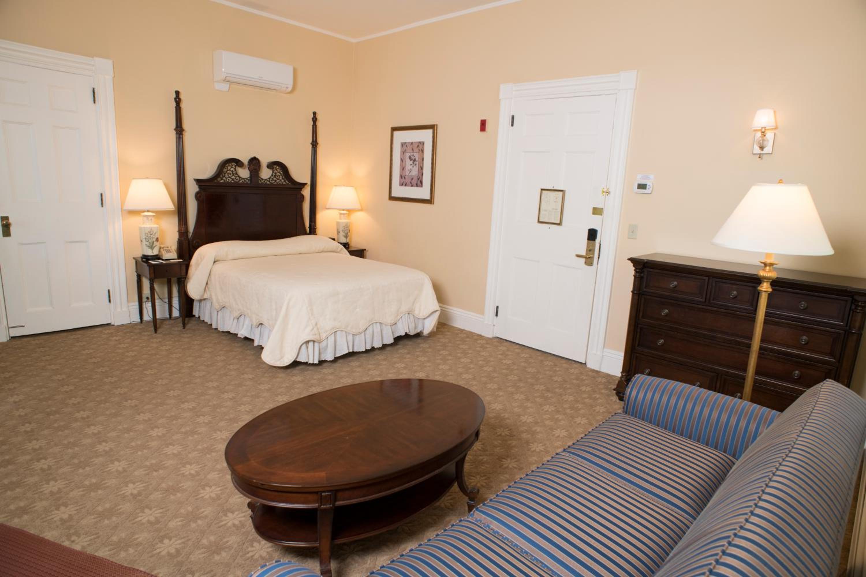 Suite with One Queen Bed - Photo 4