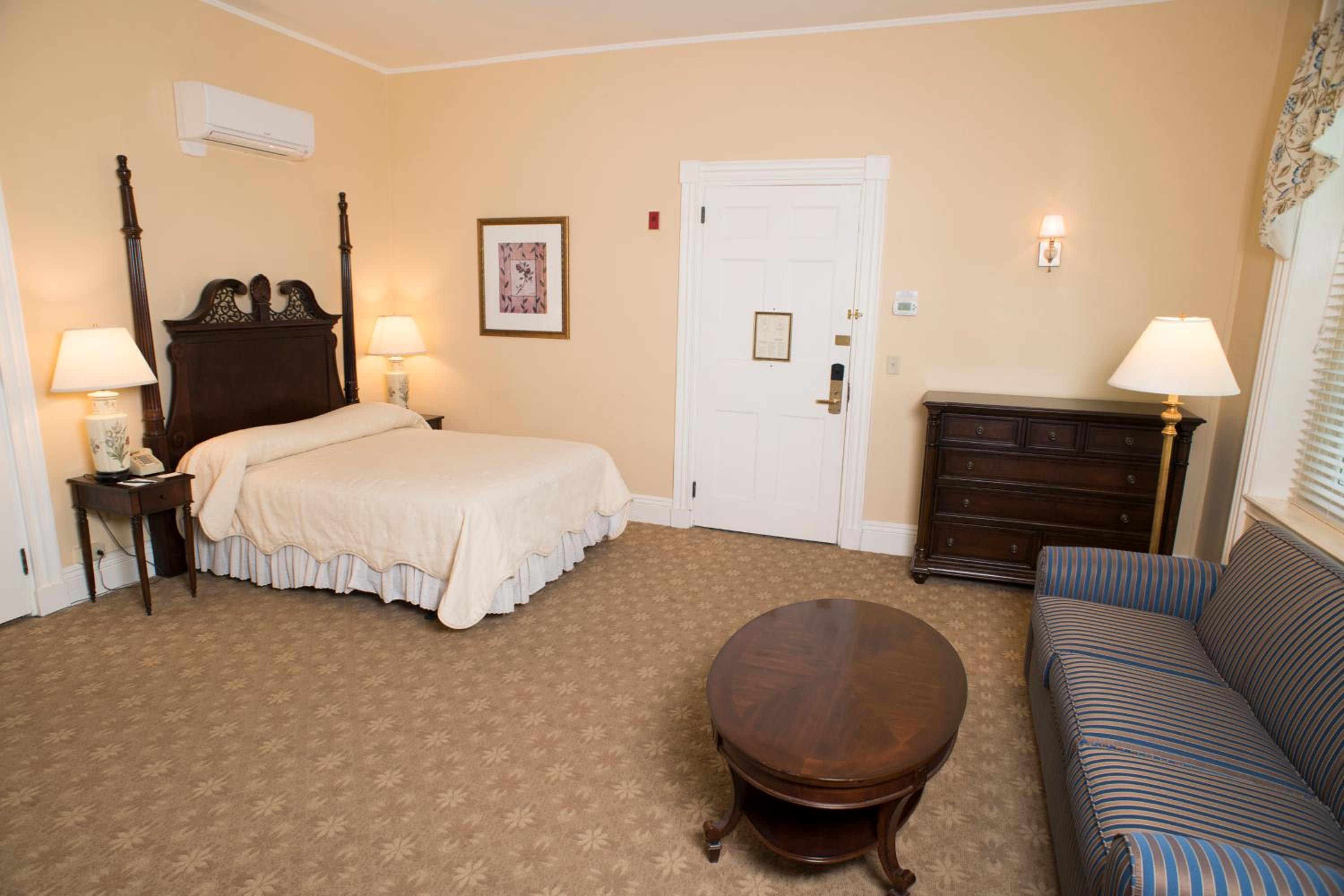 Suite with One Queen Bed - Photo 2