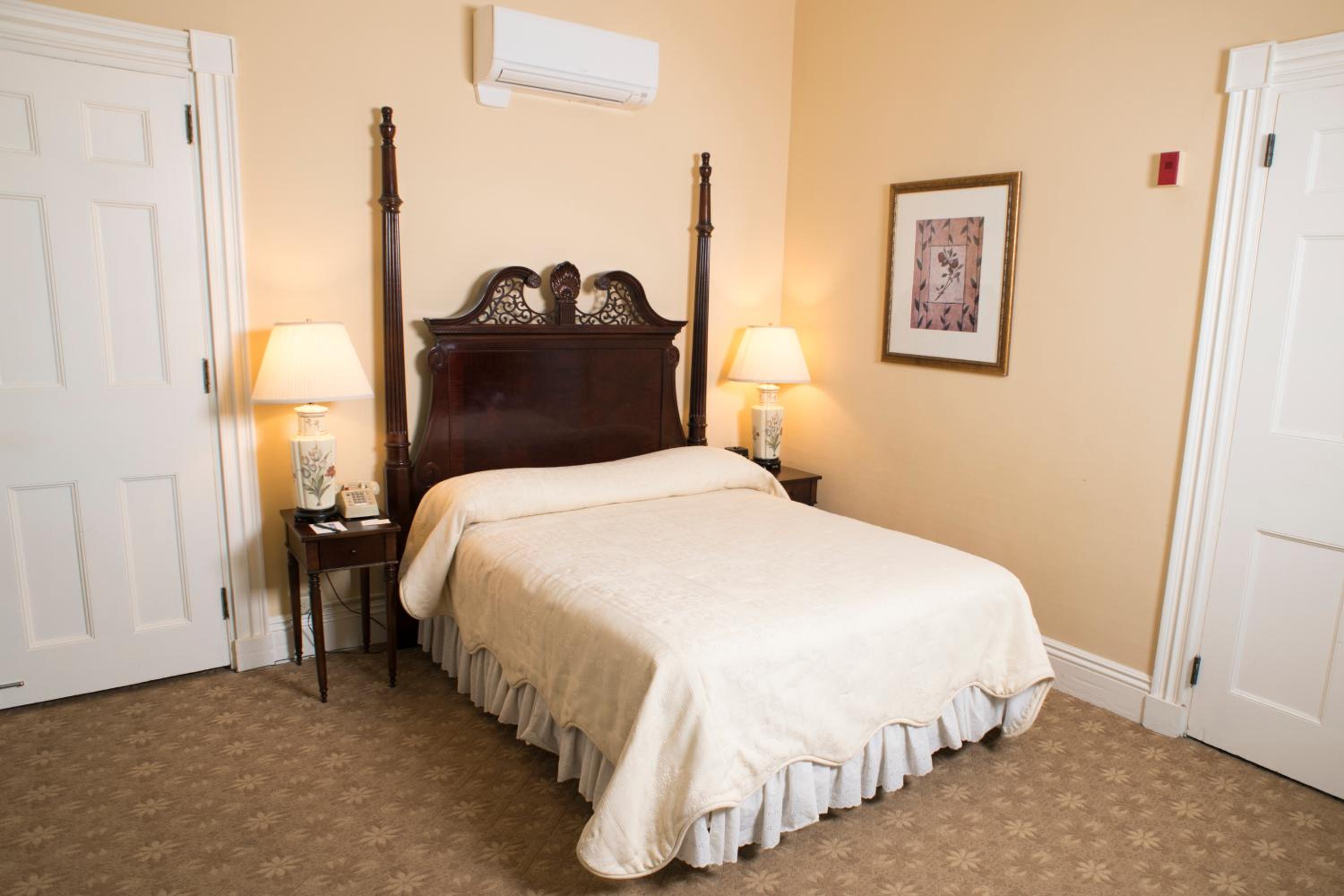 Suite with One Queen Bed - Photo 3