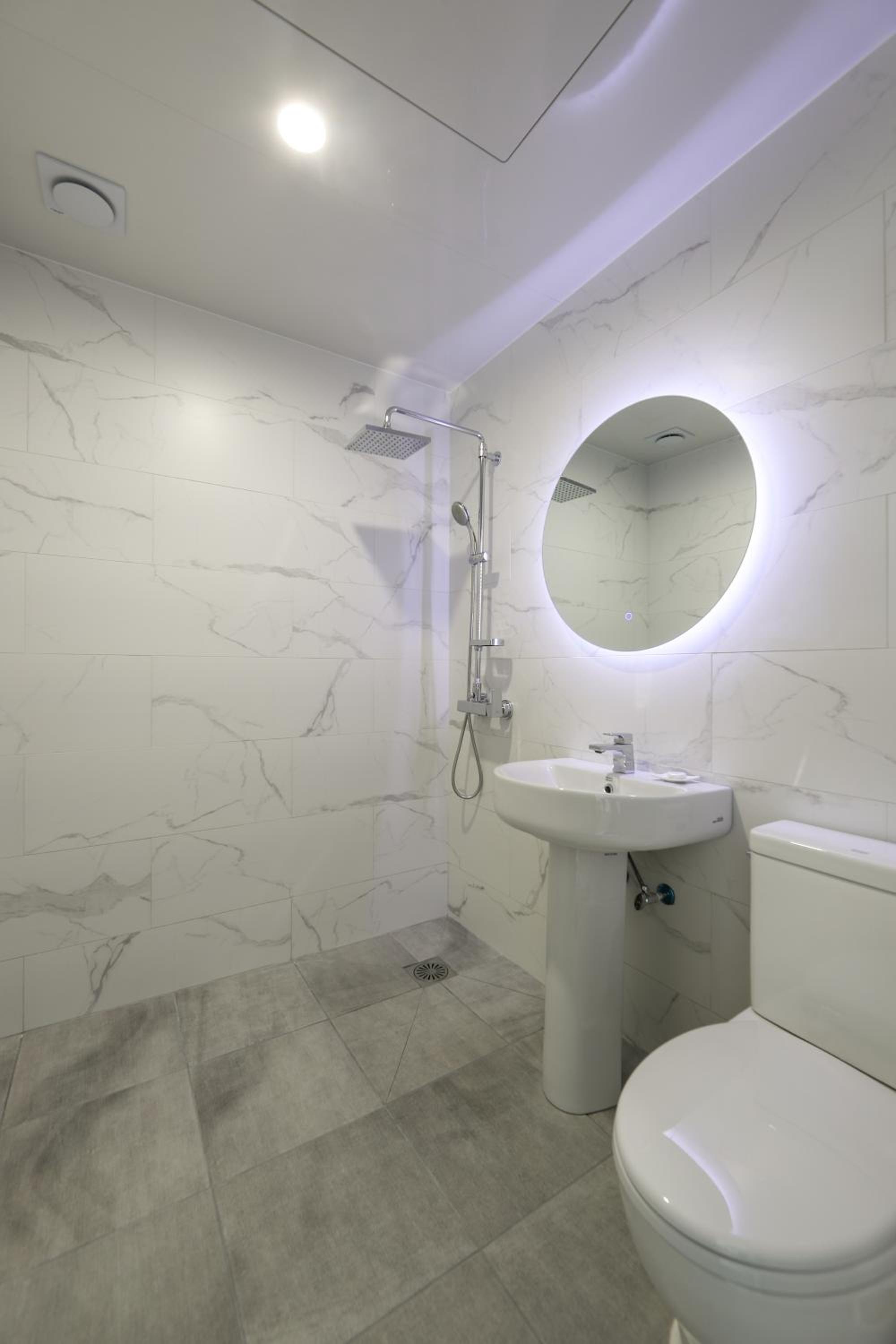 Standard Twin Room - Photo 8