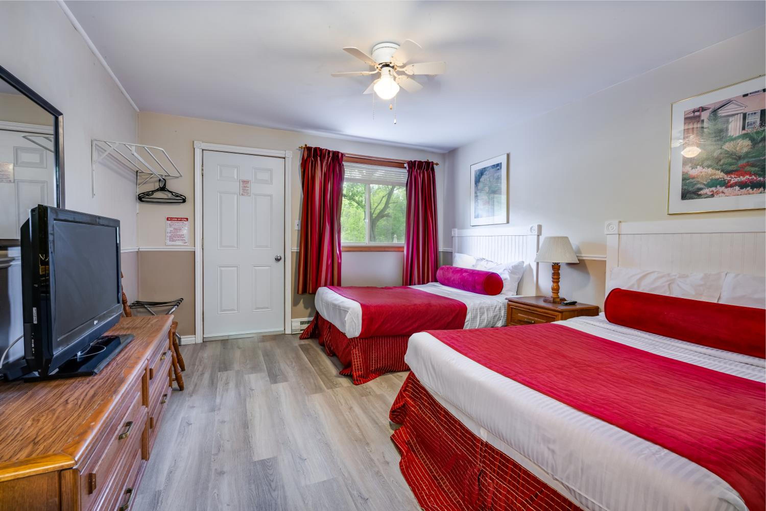 Premium Quadruple Room with kitchenette - Photo 6