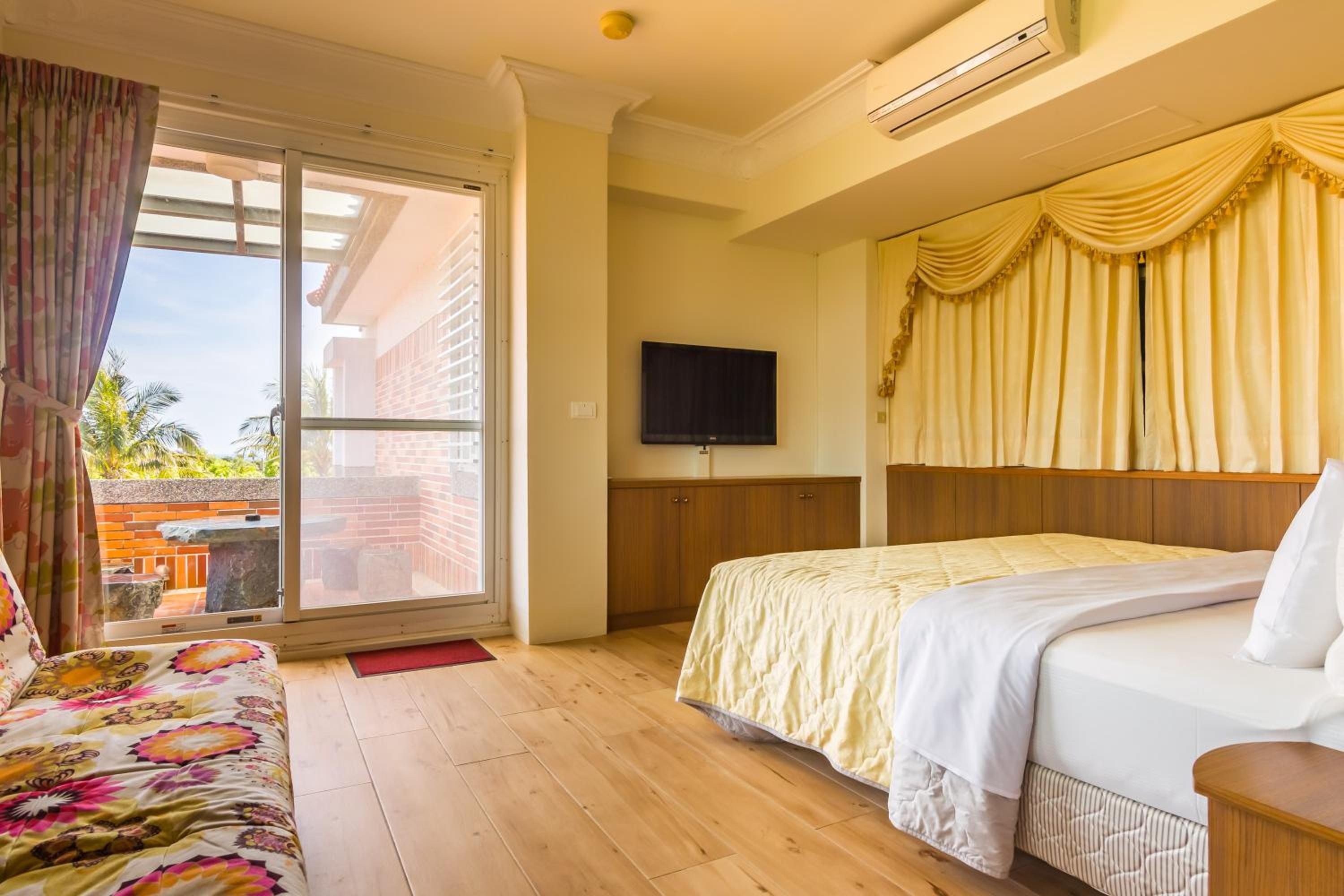 Quadruple Room with Balcony and Mountain View photo 2