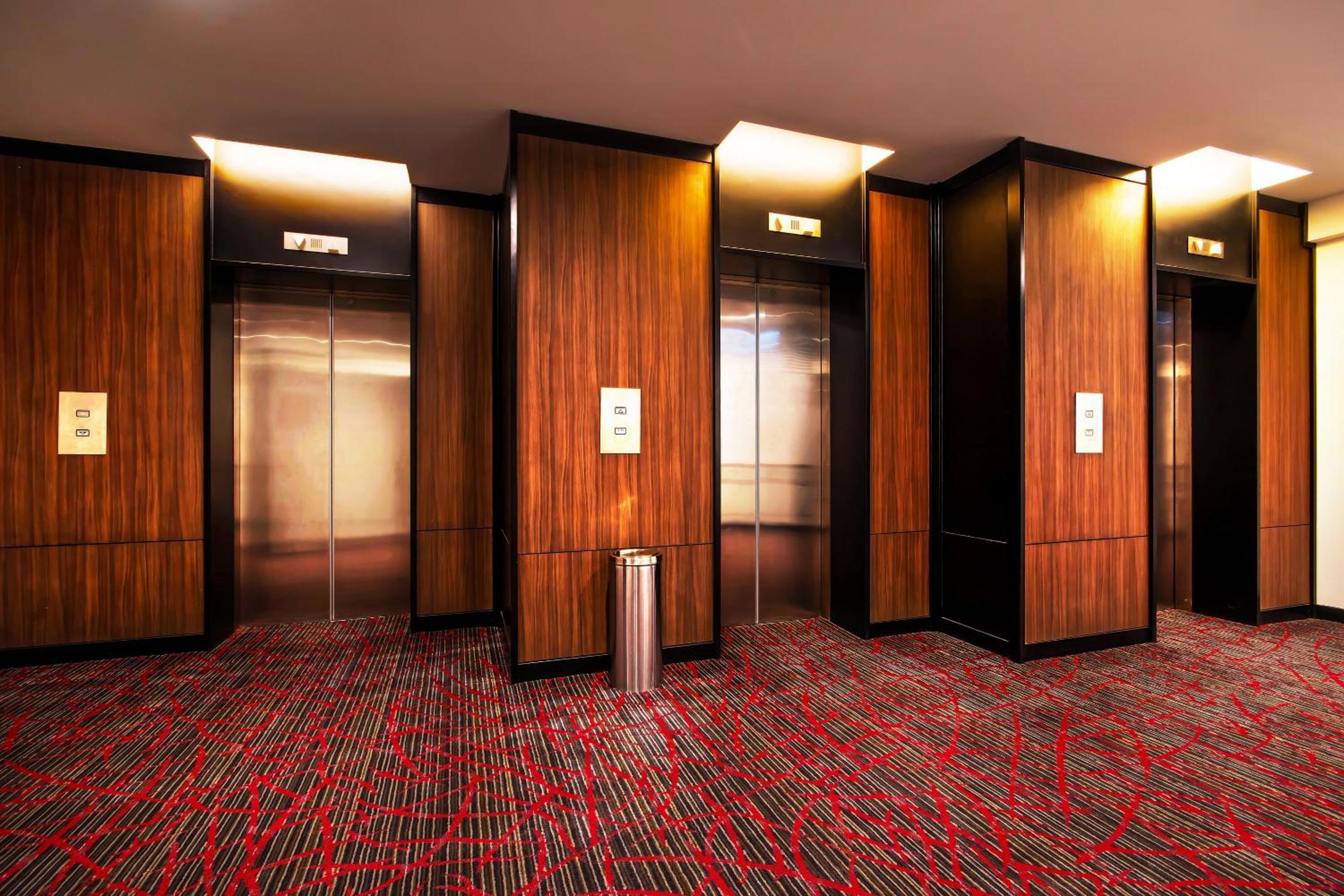 Deluxe King Room - Photo 7