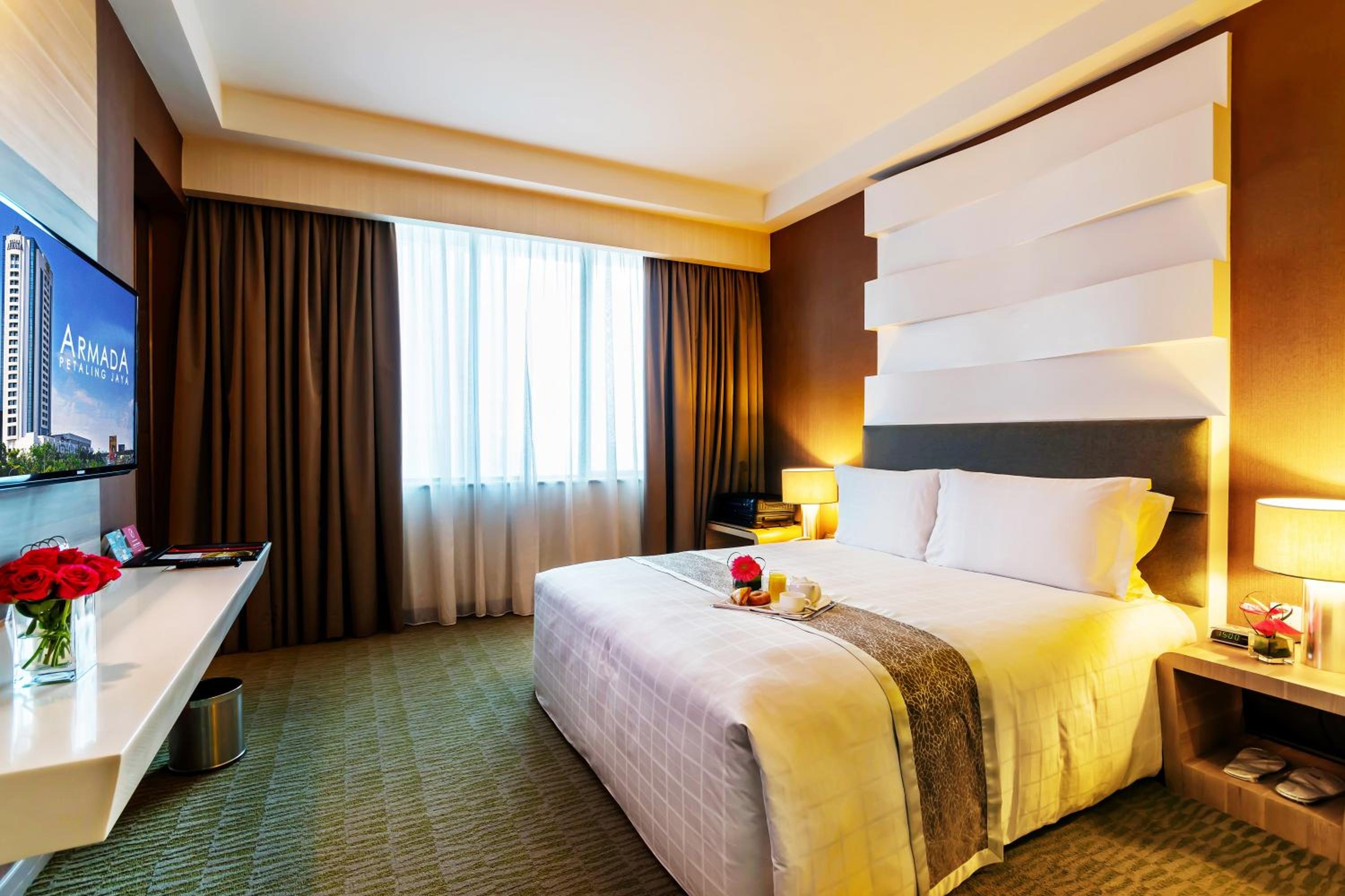 Premier Deluxe King Room - Photo 2