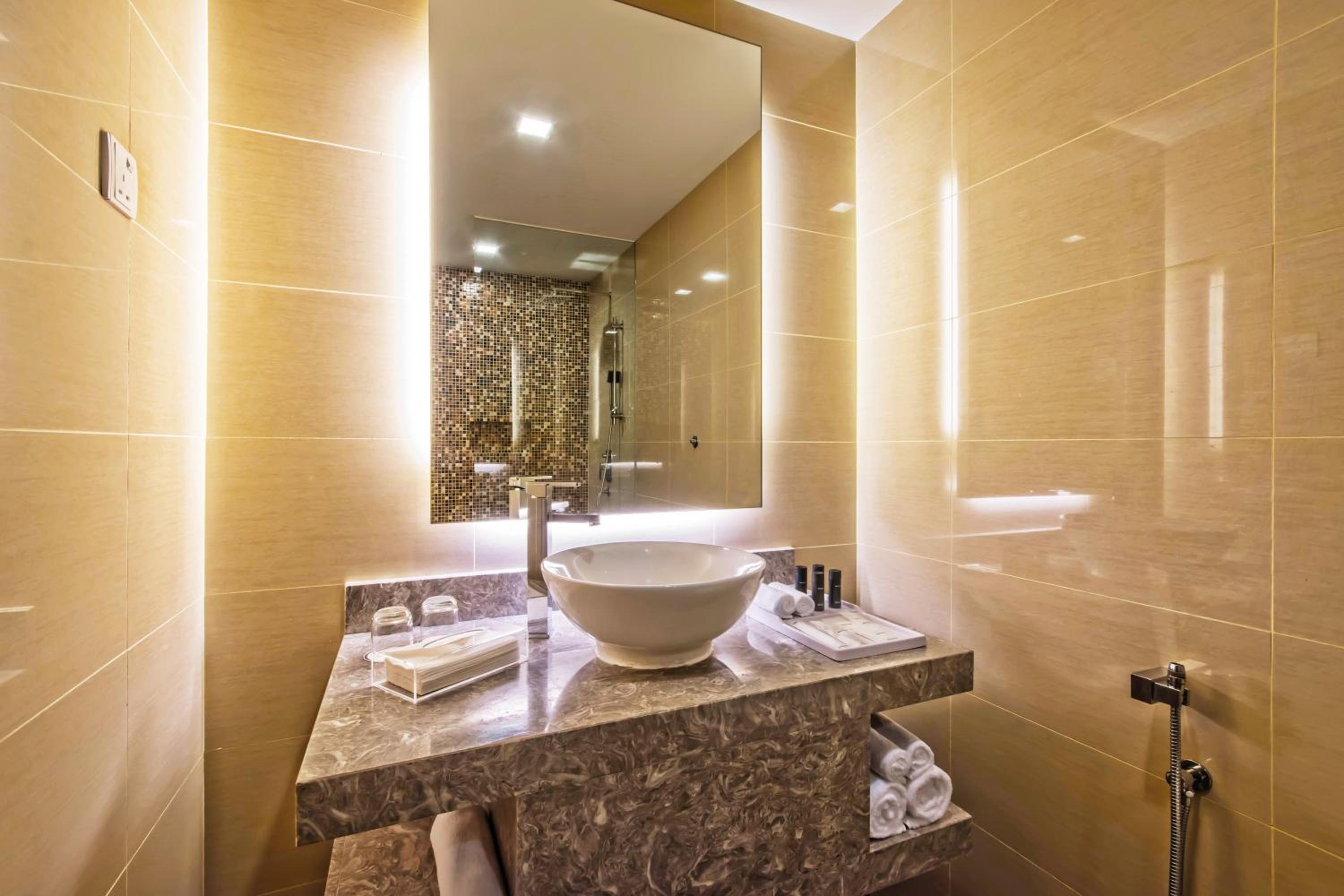 Premier Deluxe King Room - Photo 3