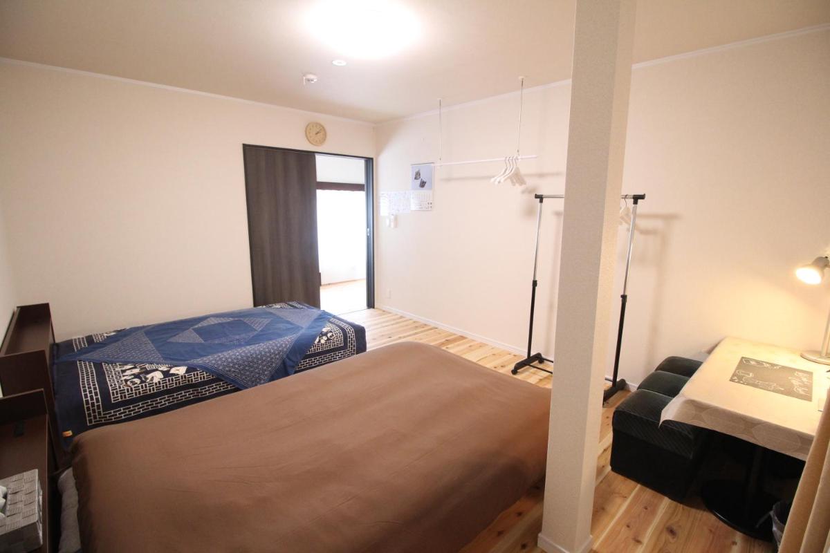 Standard Twin Room with Shared Bathroom photo 2