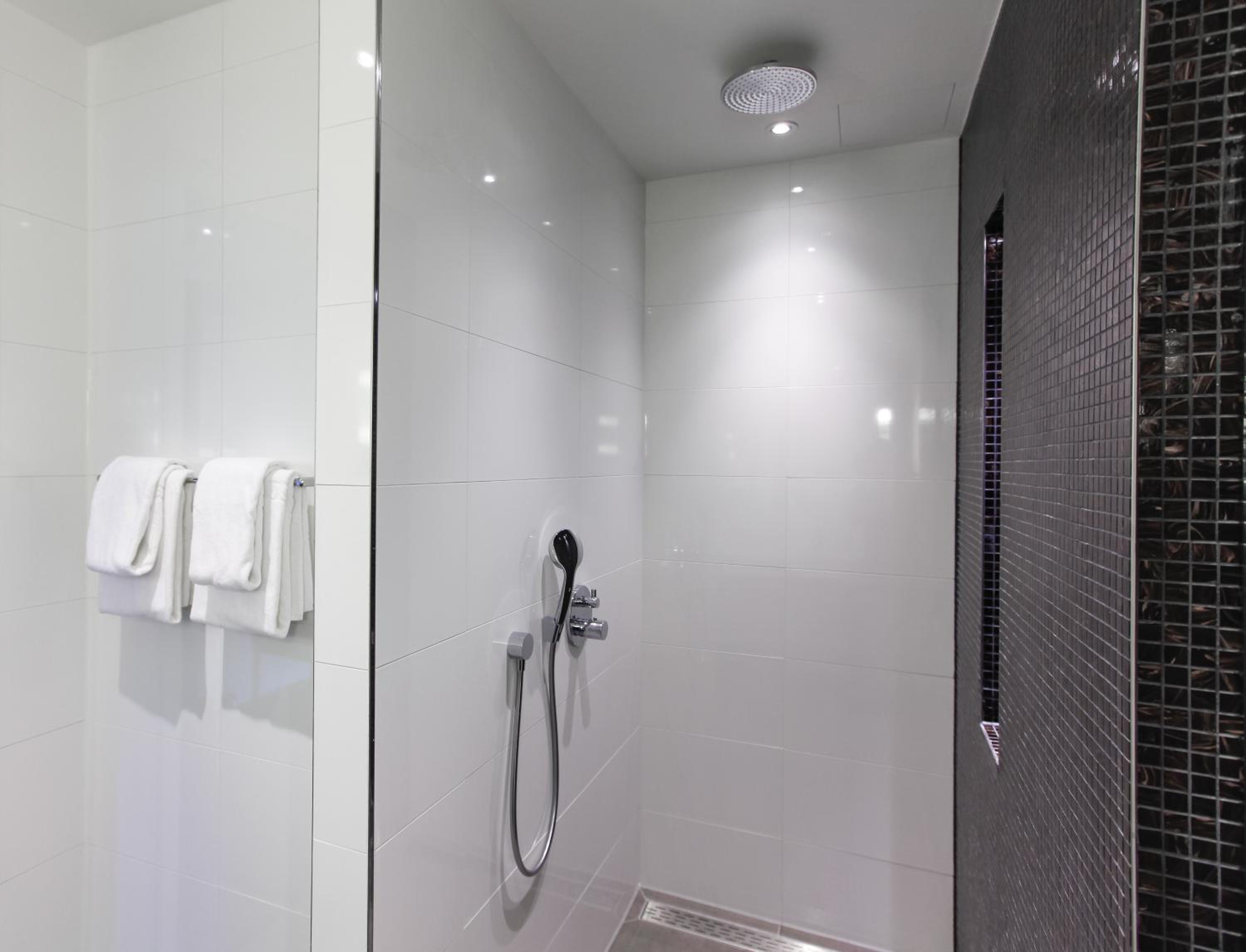 Deluxe Double Room with Spa Access - Photo 3