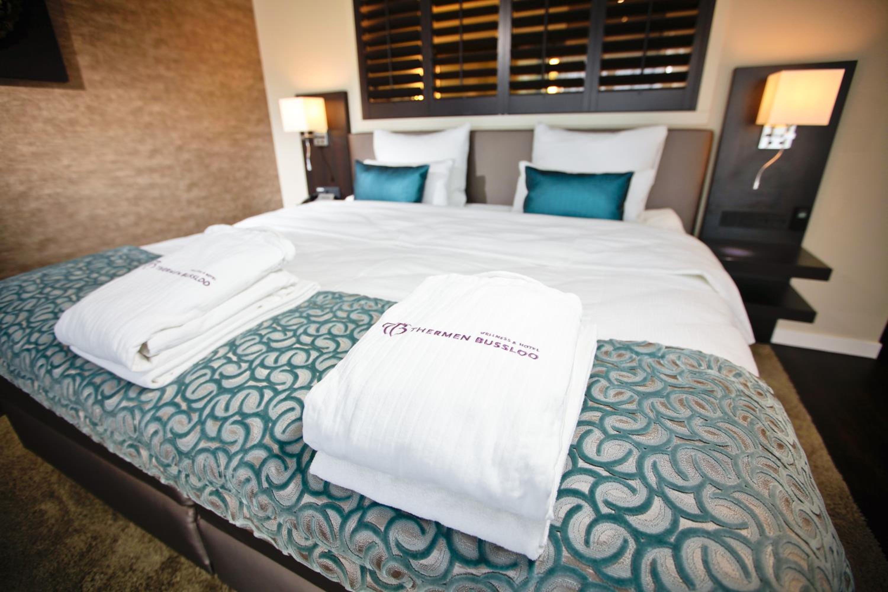 Deluxe Suite with Lake View and Spa Access - Photo 1