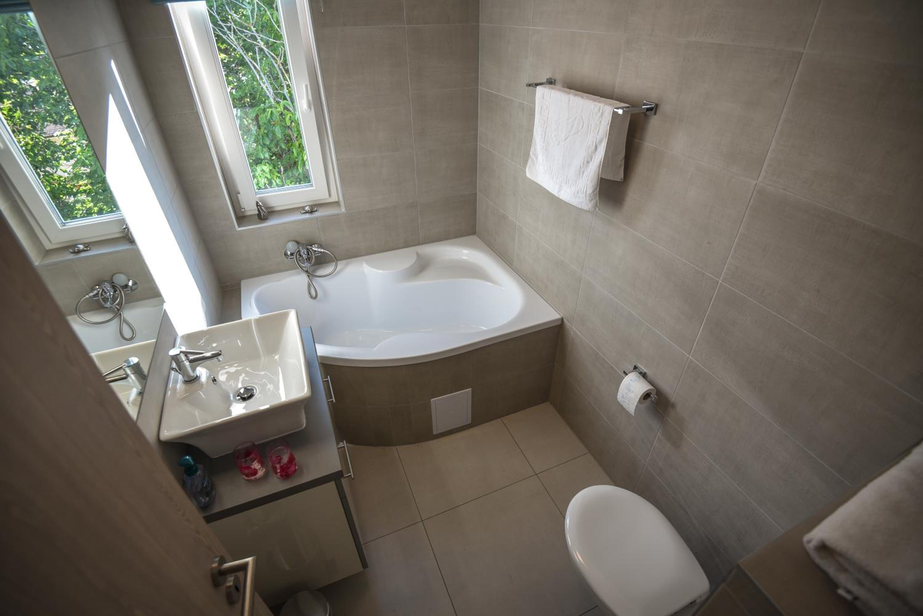 Apartment with Terrace - Photo 2