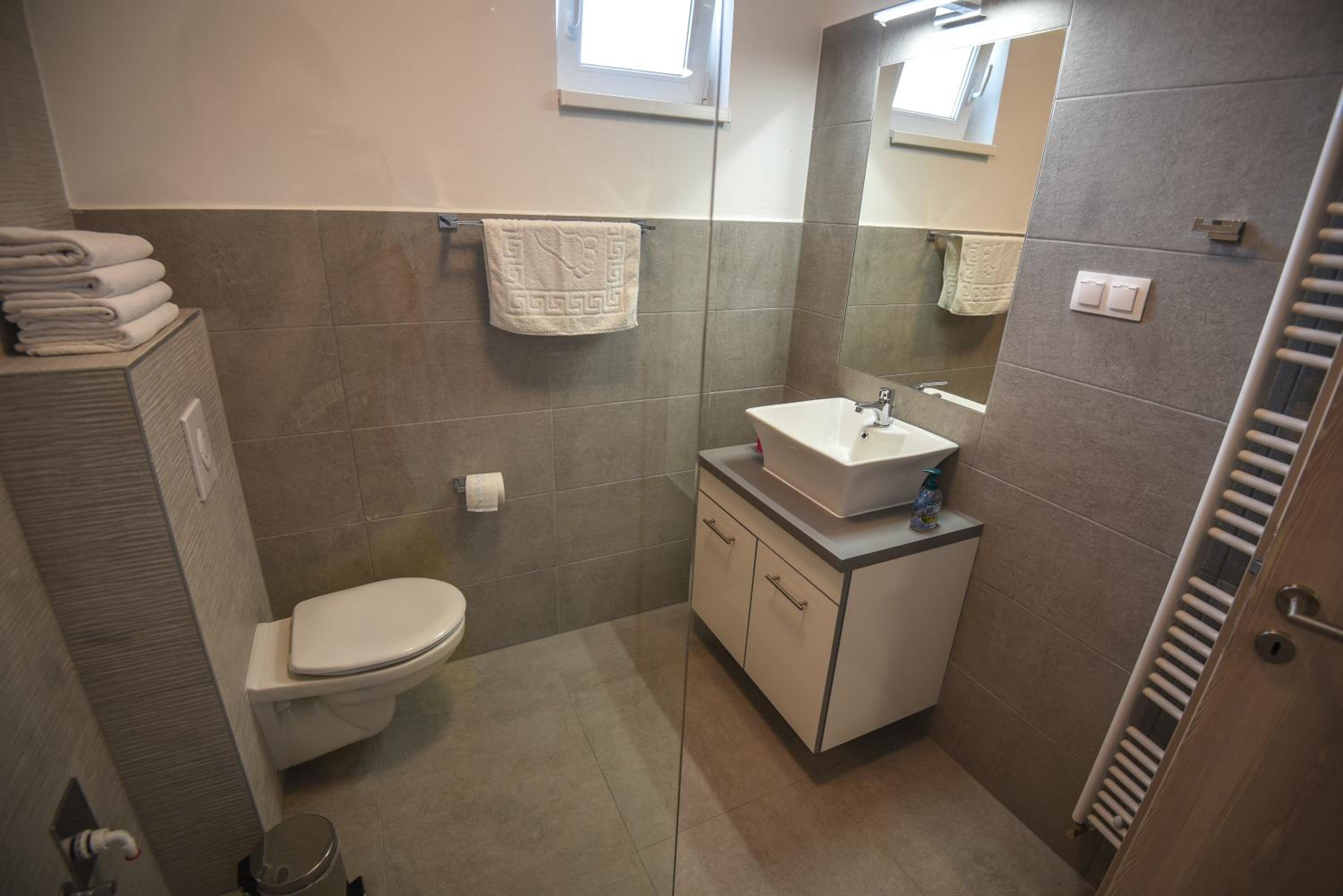 One-Bedroom Apartment - Photo 4
