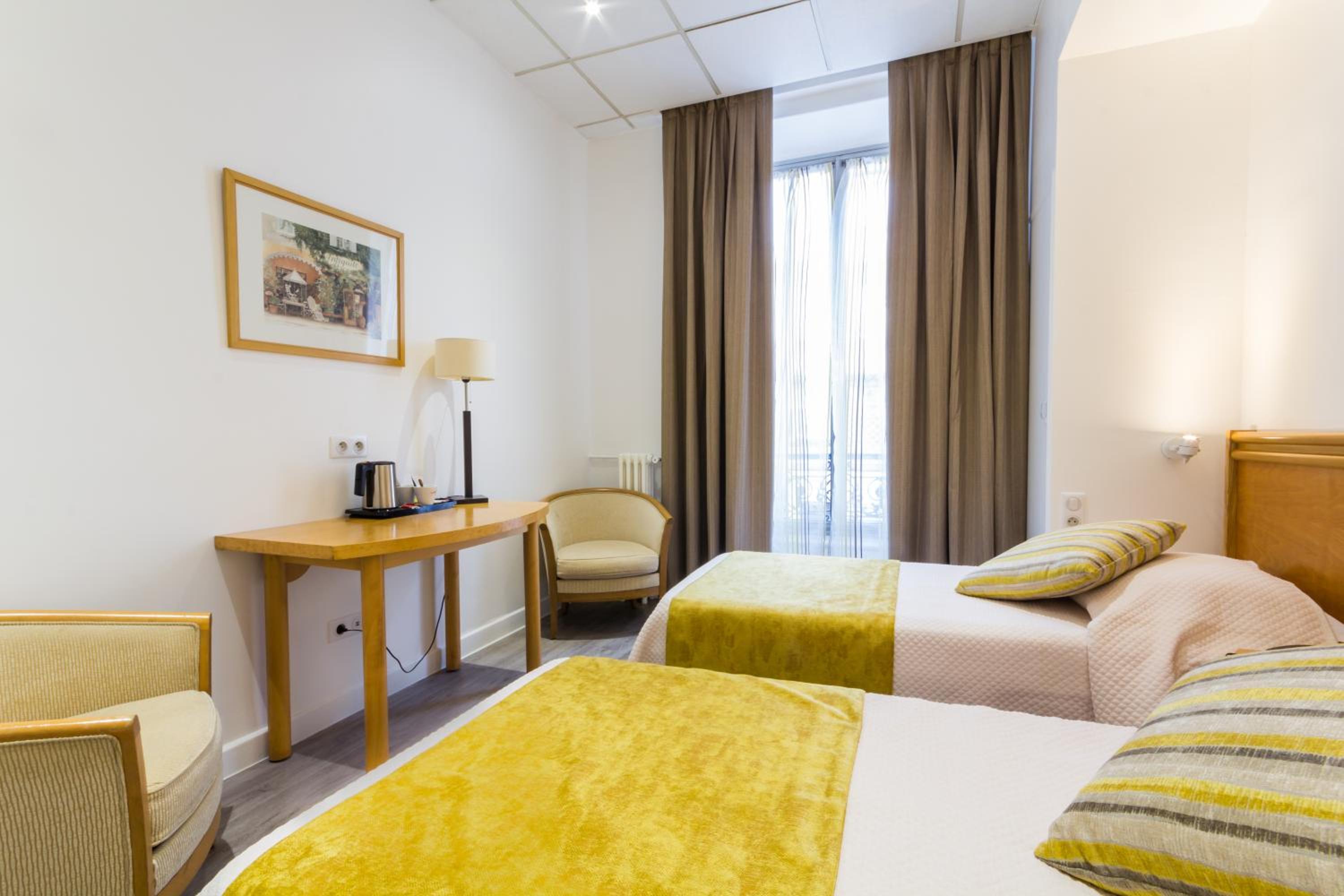 Standard Twin Room - Photo 11