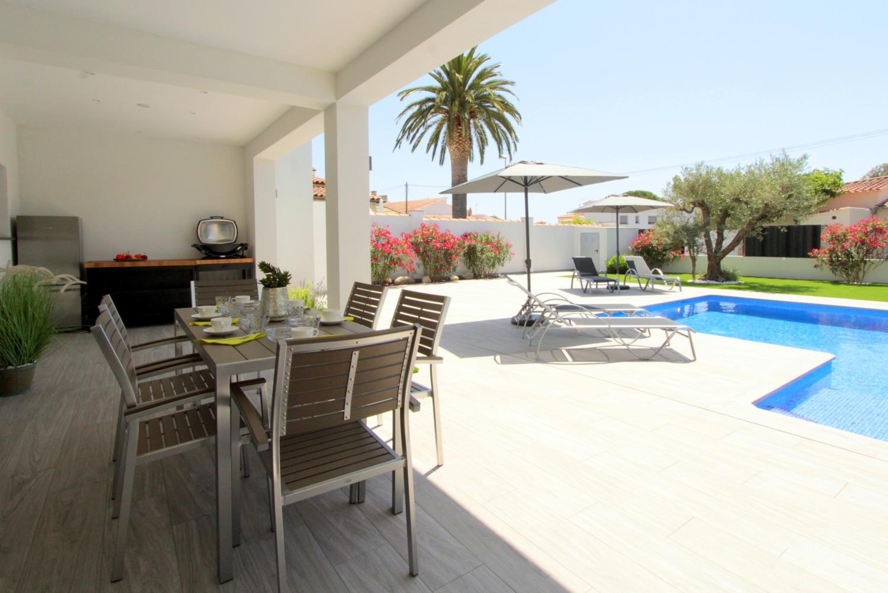 Three-Bedroom Villa photo 3
