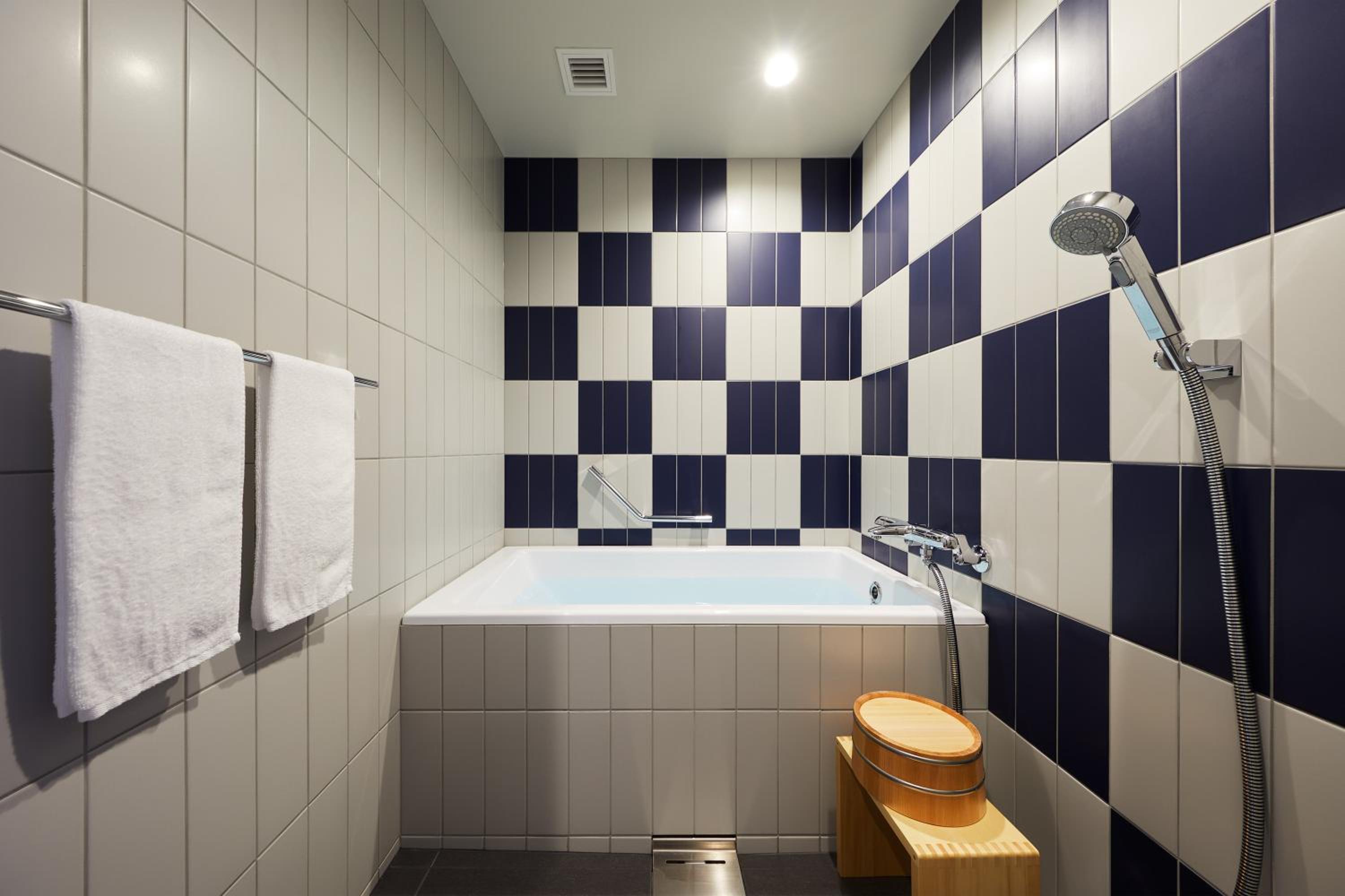 Twin Room with Private Bathroom - Photo 4