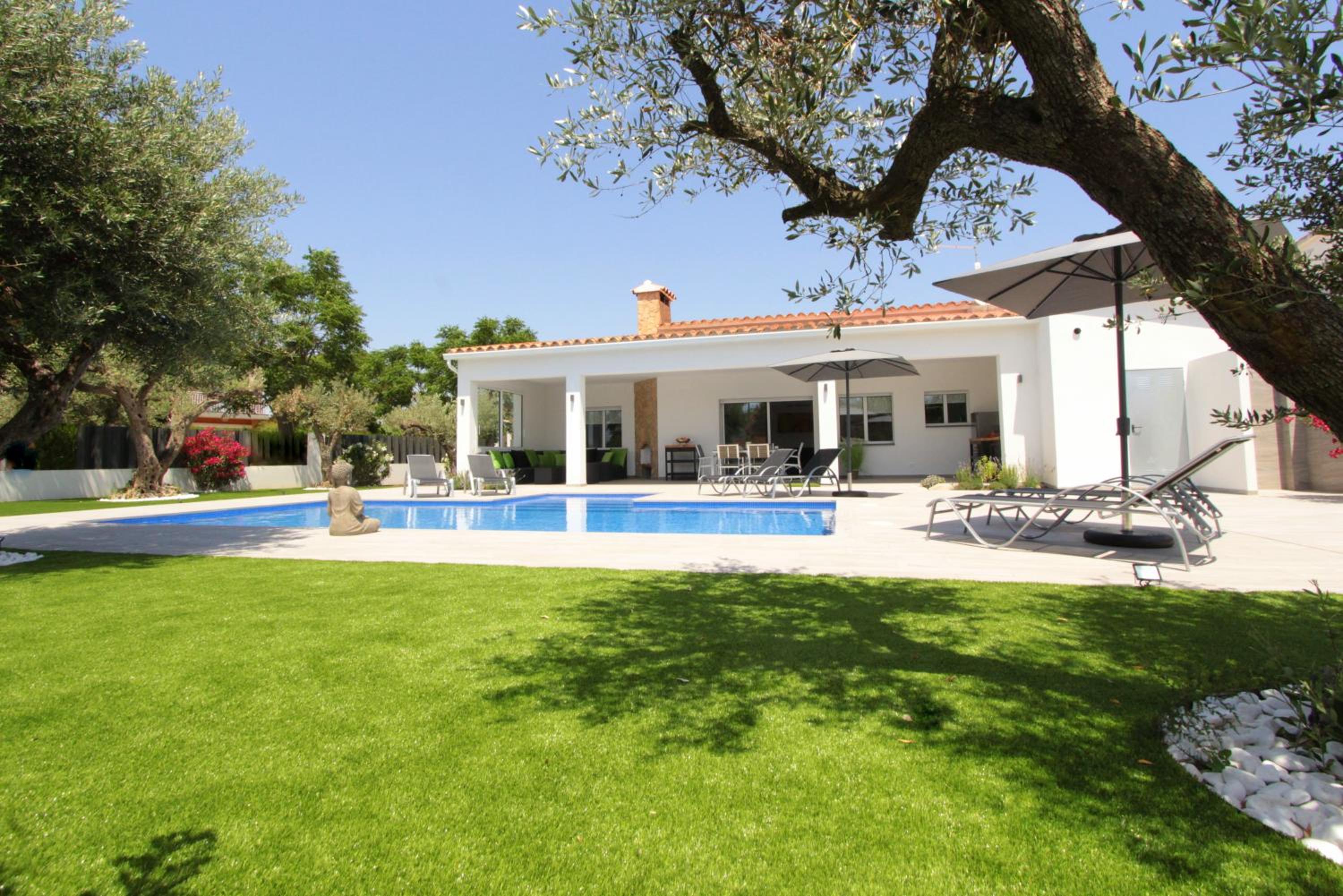 Three-Bedroom Villa photo 2