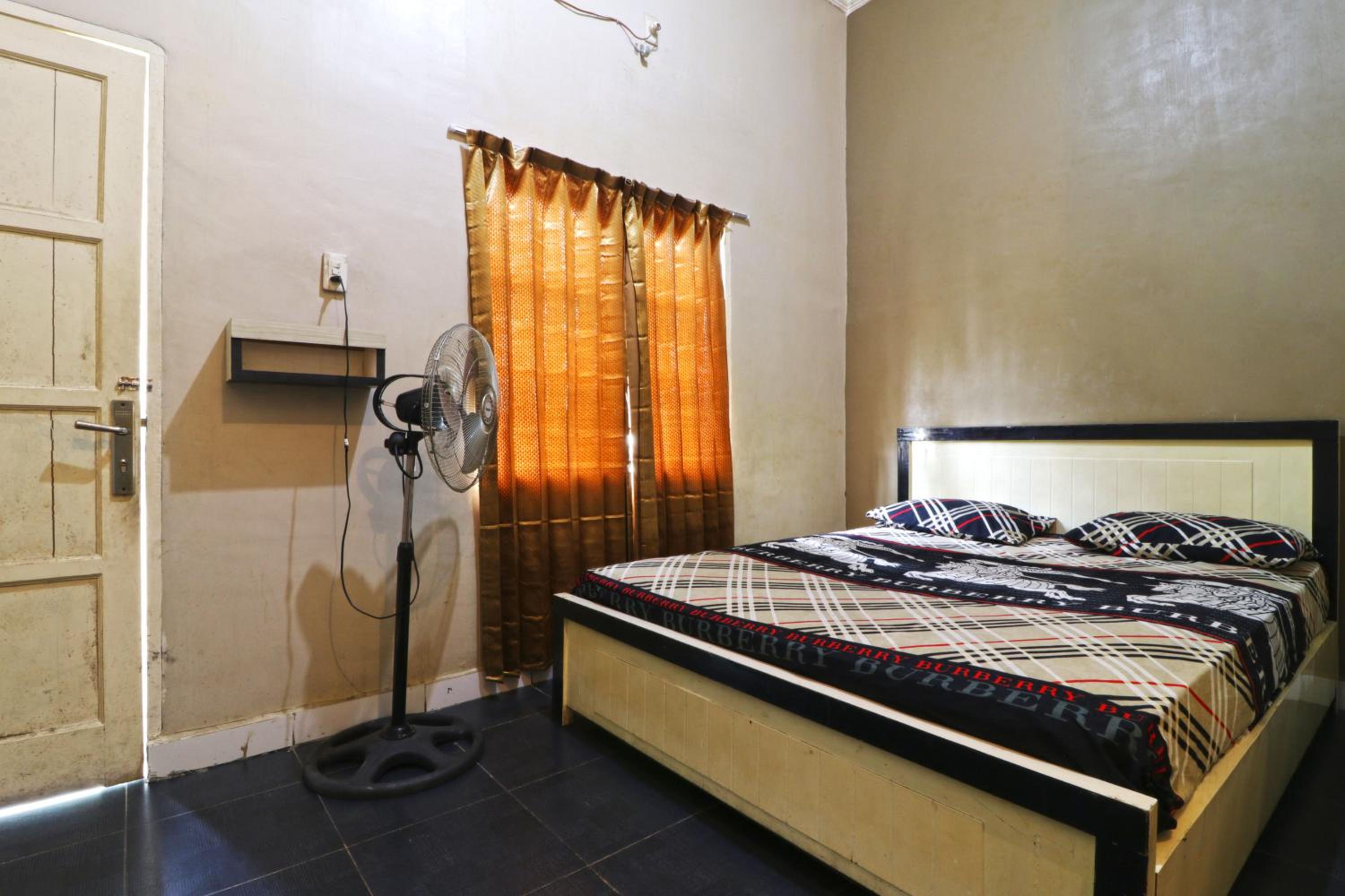 Standard Double Room with Fan - Photo 3