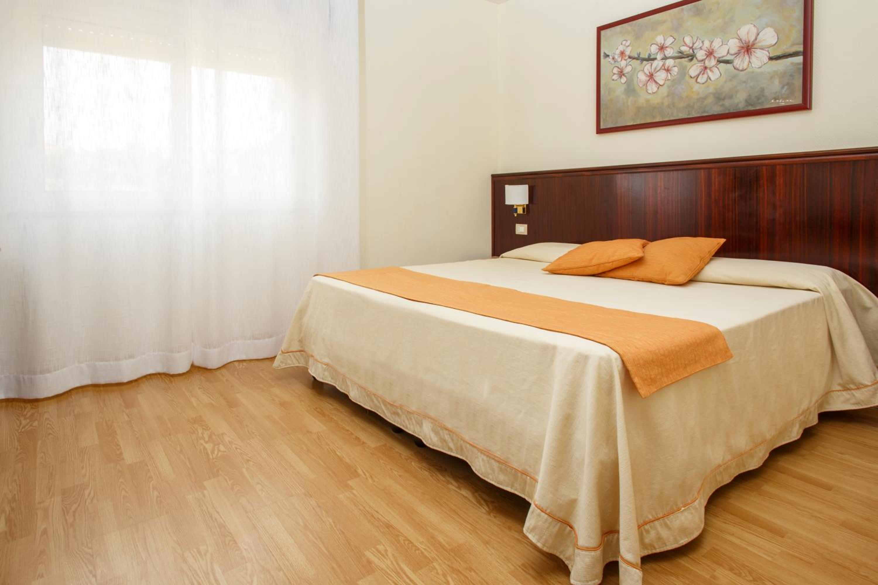 Classic Double Room with City View - Photo 4