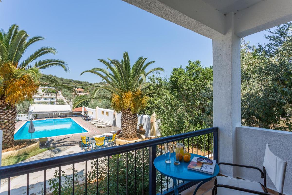 Studio with Pool View photo 3
