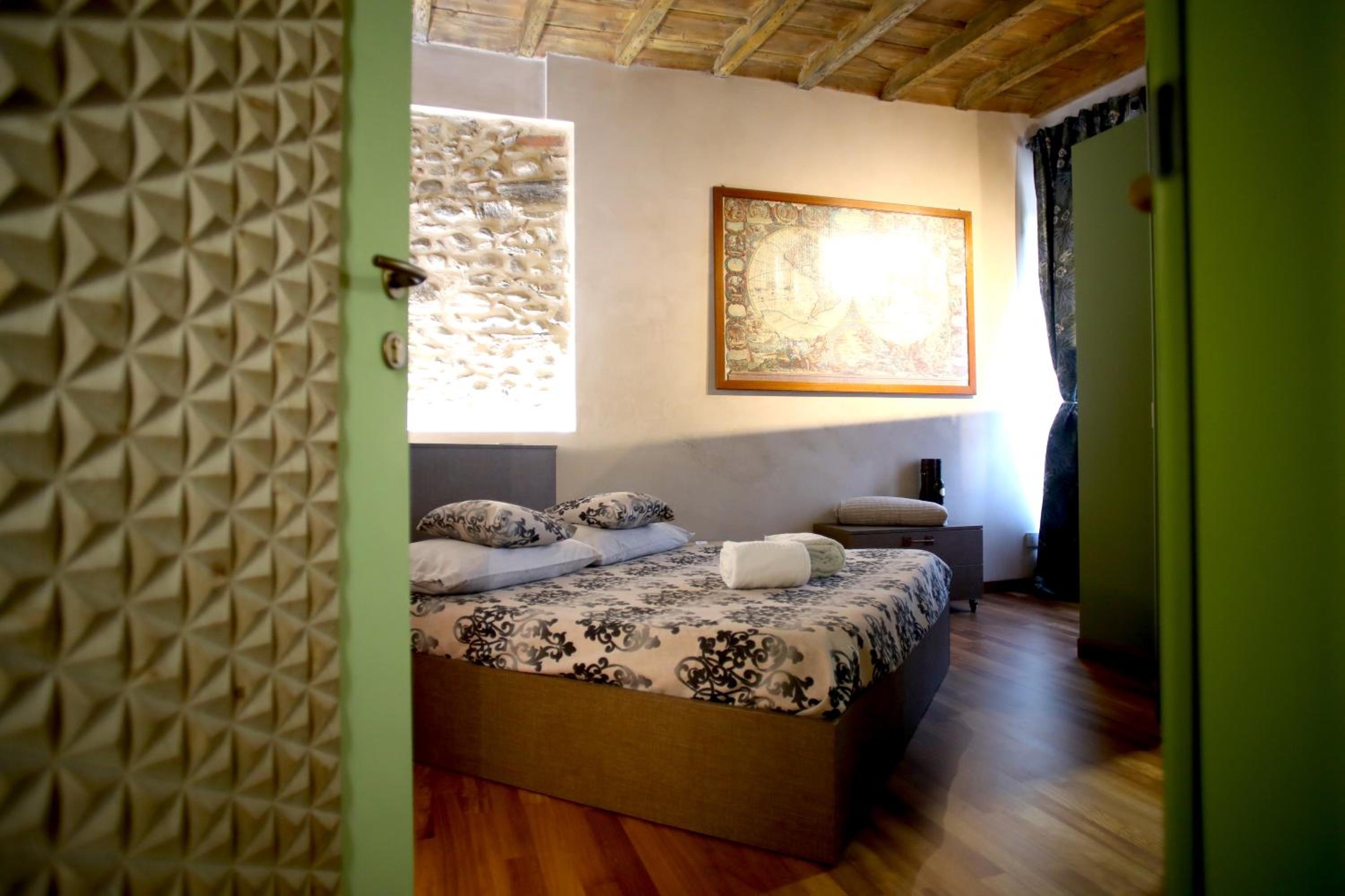 Deluxe Double Room with Shower - Photo 11