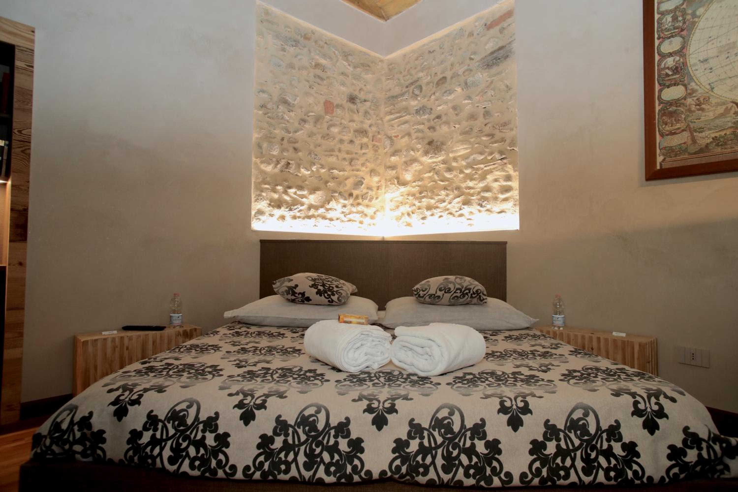 Deluxe Double Room with Shower - Photo 1