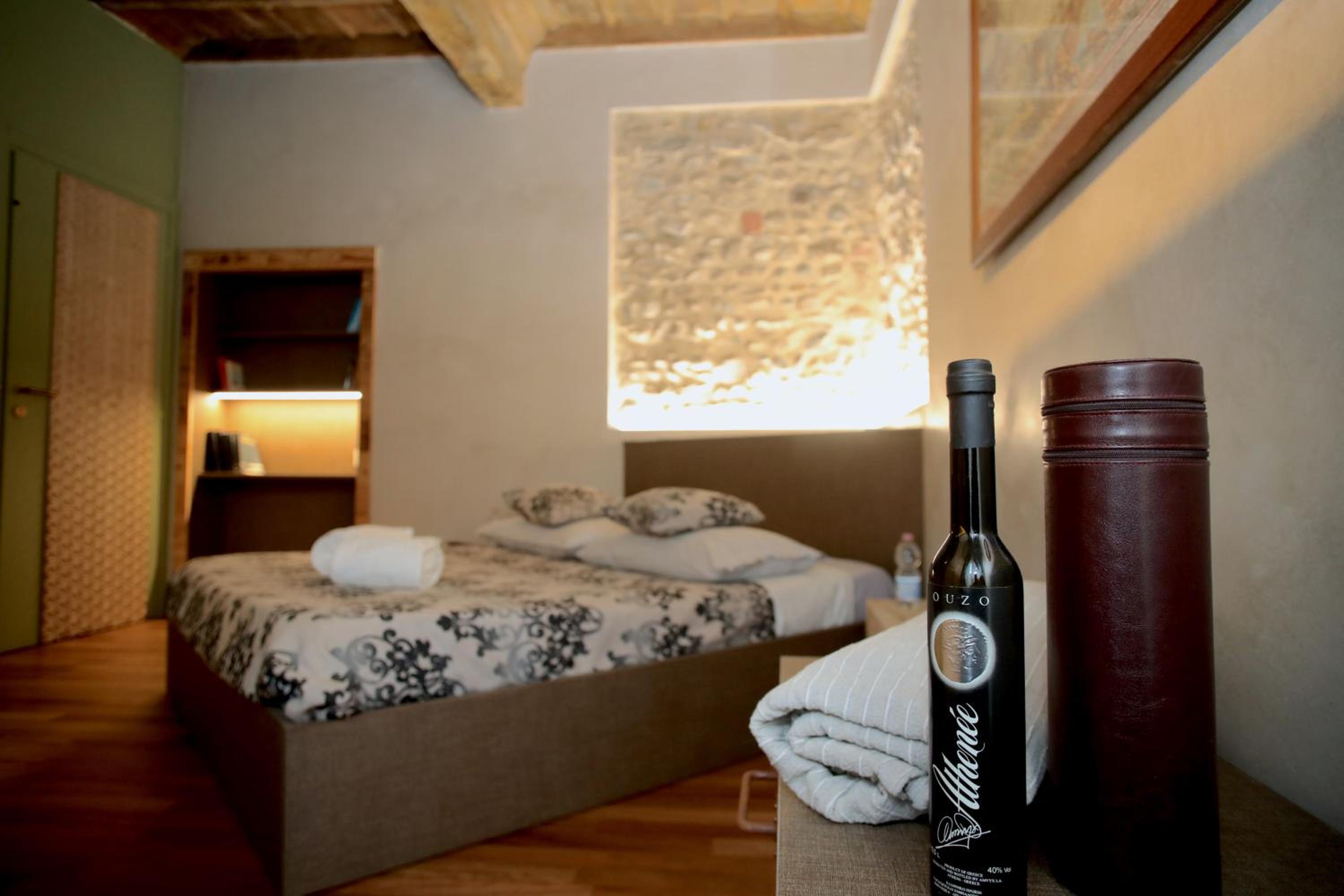 Deluxe Double Room with Shower - Photo 12