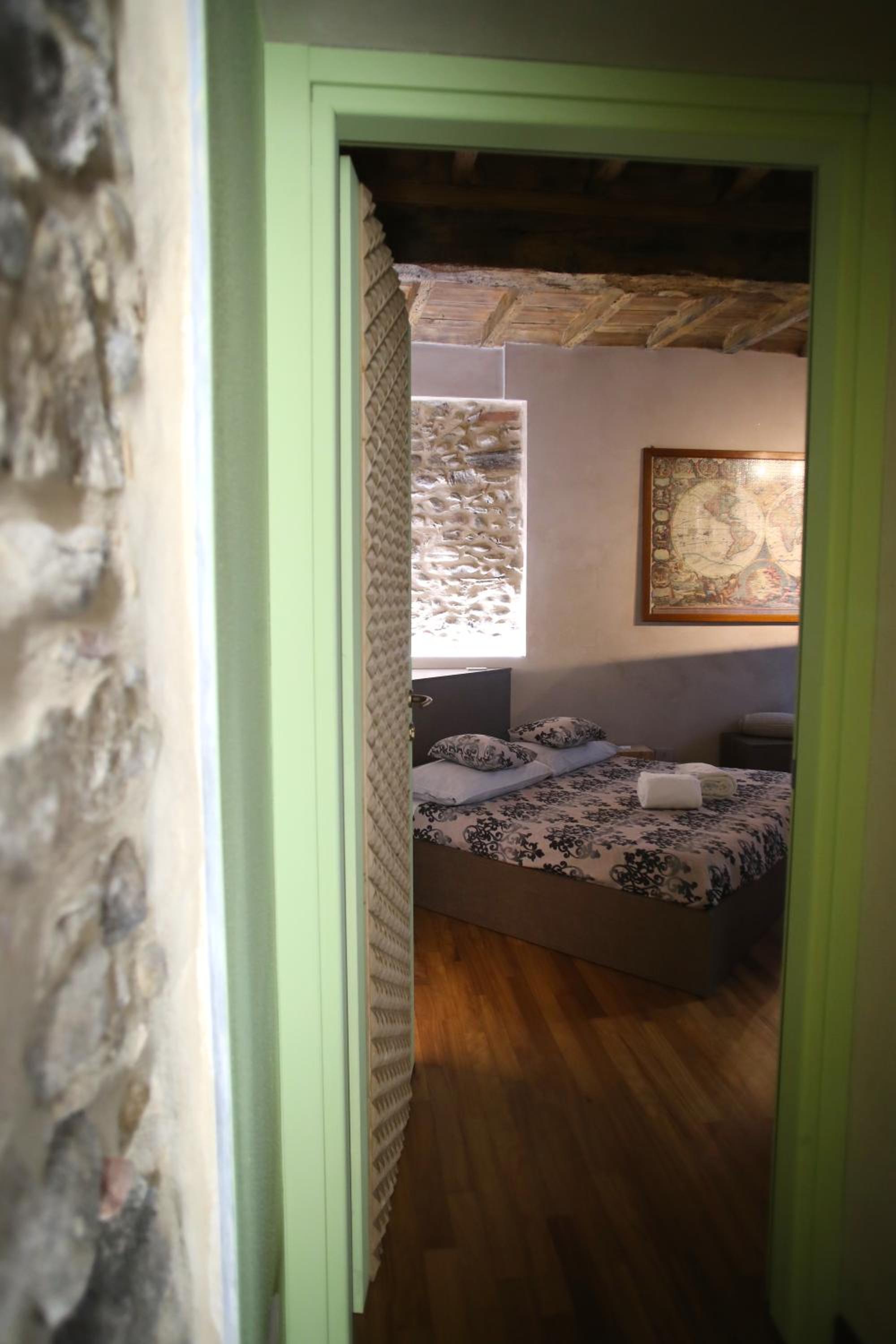 Deluxe Double Room with Shower - Photo 14