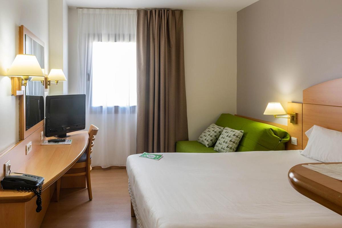 Triple Room (1 Double Bed + 1 Single Bed) - Photo 4