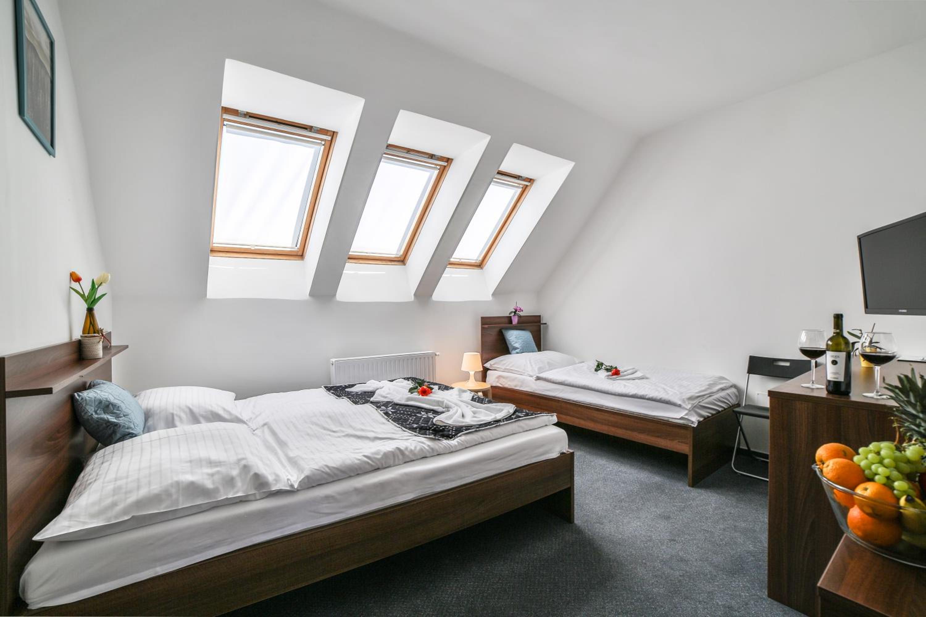 Triple Room with Bath - Photo 6