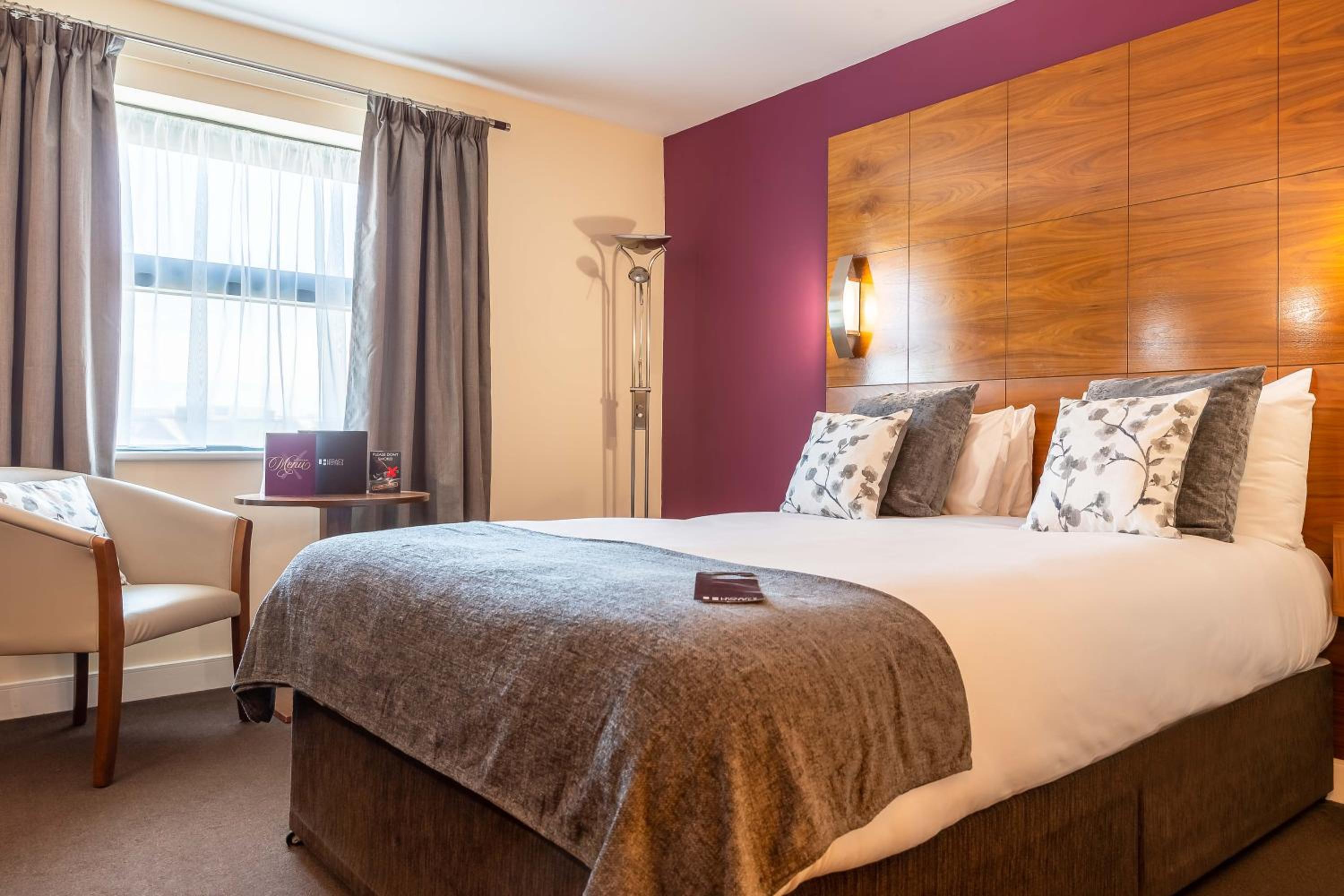 Executive Double Room with Free Hot Breakfast - Photo 1