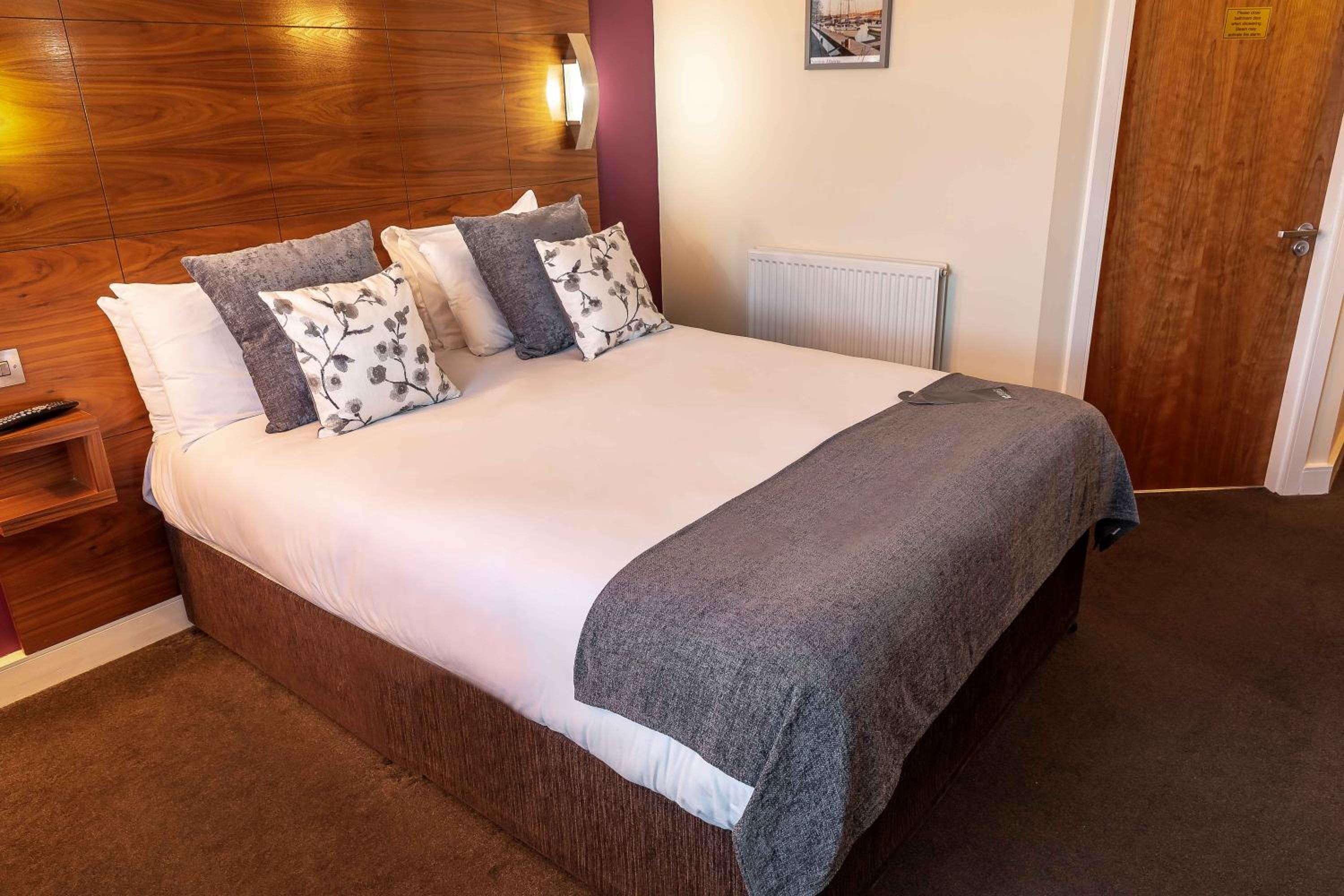 Executive Double Room with Free Hot Breakfast - Photo 2