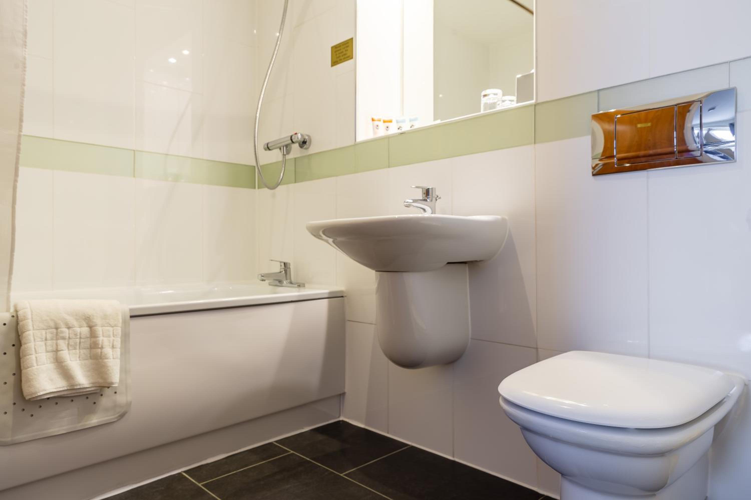 Double Room with Free Hot Breakfast - Photo 2