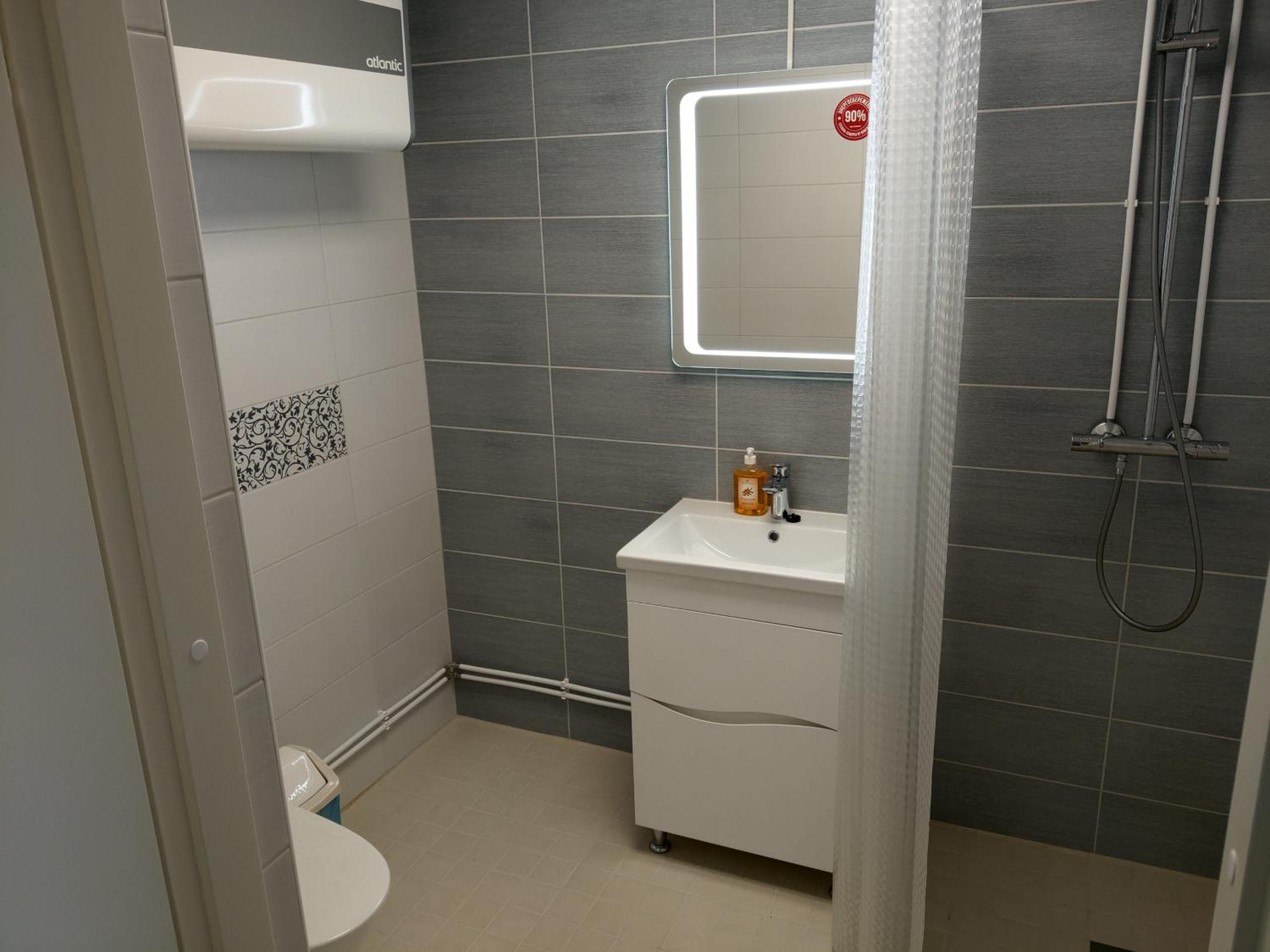 Twin Room with Private Bathroom - Photo 3