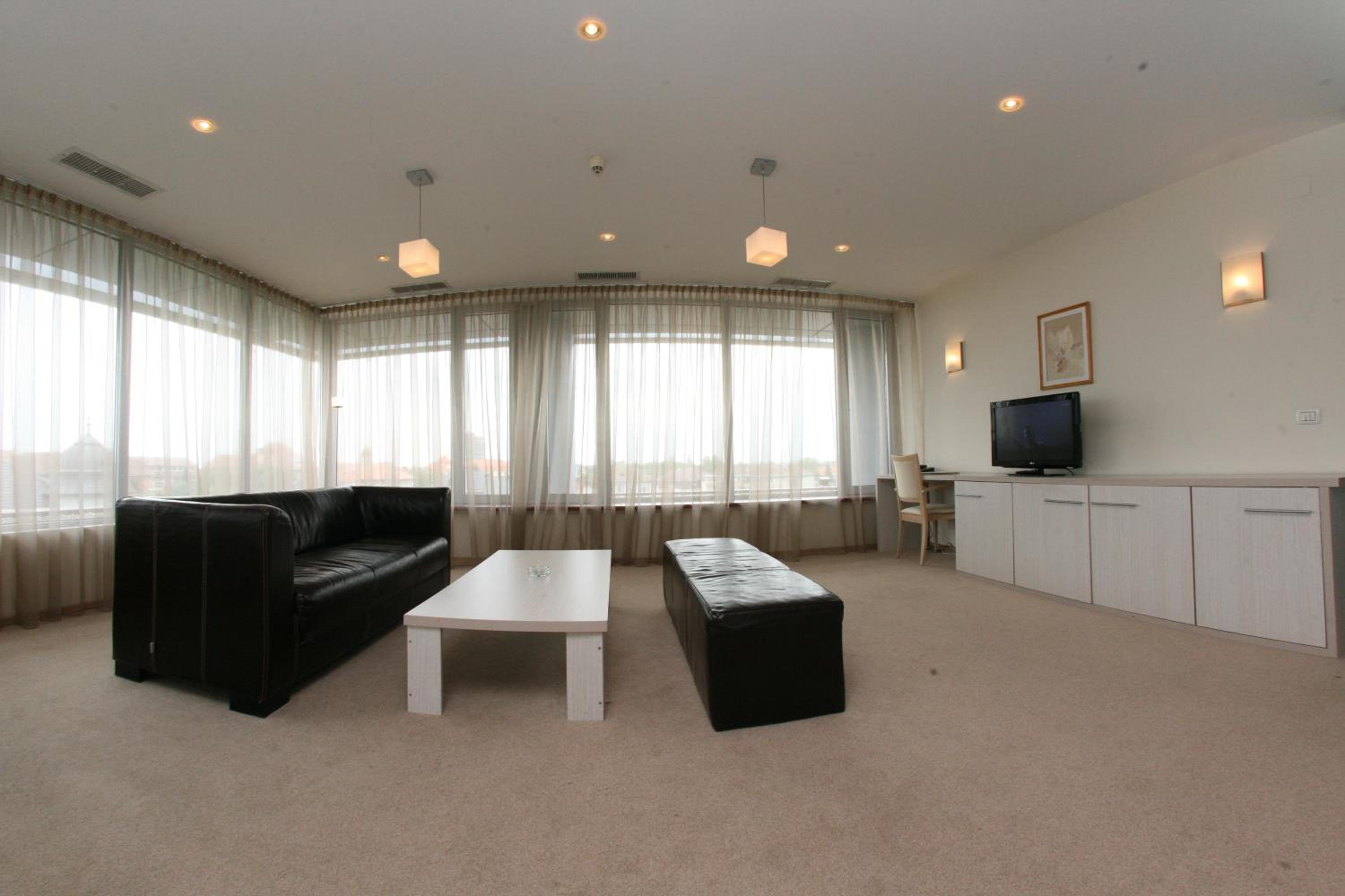 One-Bedroom Apartment - Photo 7