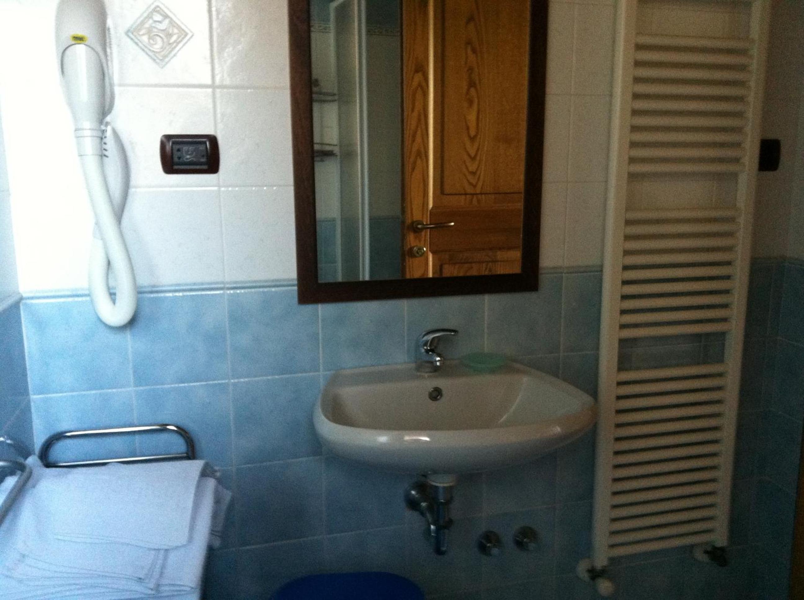Quadruple Room with Balcony - Photo 3