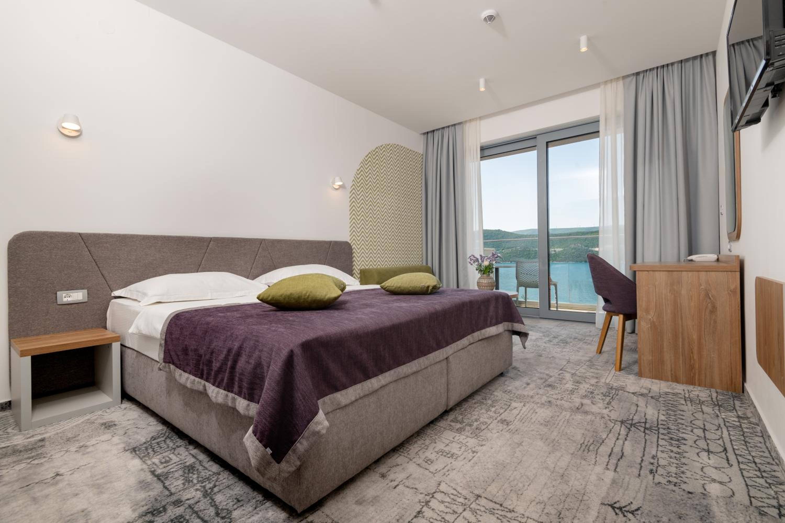 Deluxe Double or Twin Room with Balcony and Sea View photo 1