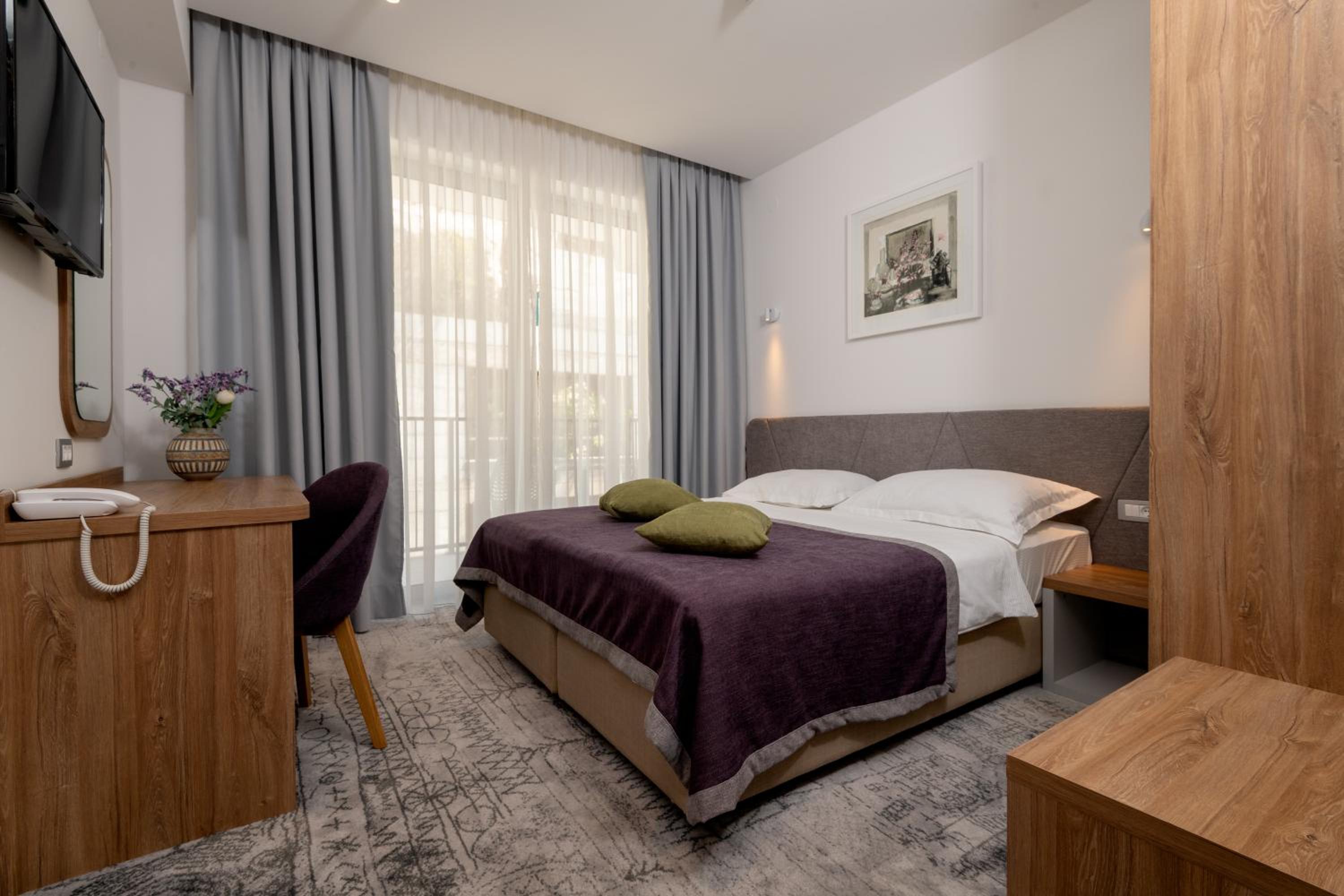 Deluxe Double or Twin Room with Balcony and Garden View photo 2