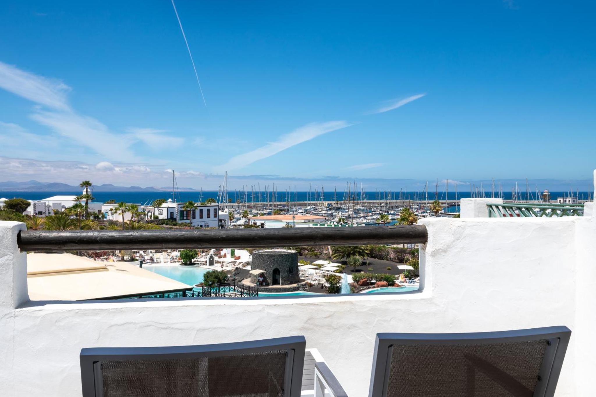Double or Twin Room with Sea View (2 adults + 2 children) photo 2