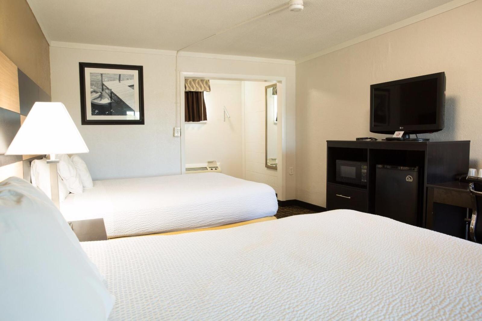 Queen Room with Two Queen Beds - Non-Smoking photo 1